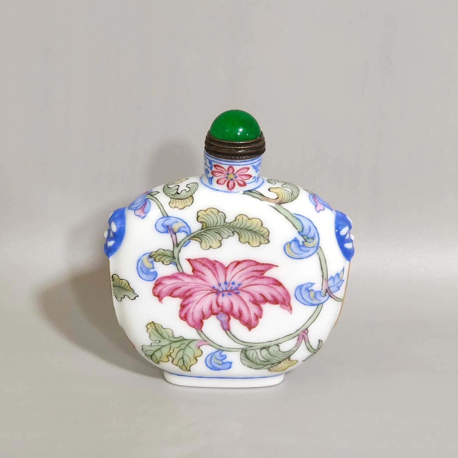 Qing Dynasty Qianlong floral snuff bottle