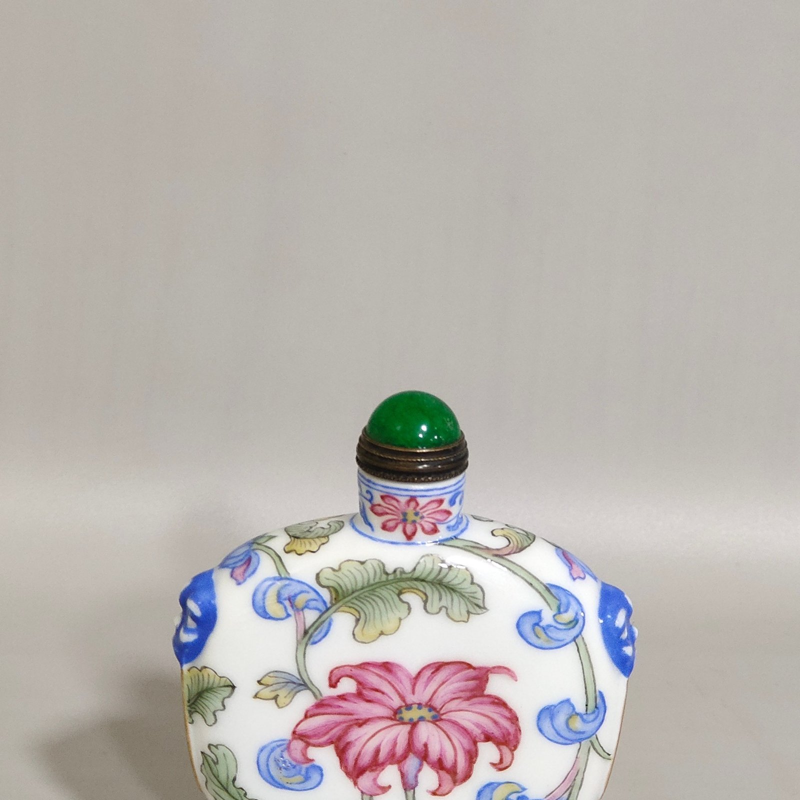 Qing Dynasty Qianlong floral snuff bottle