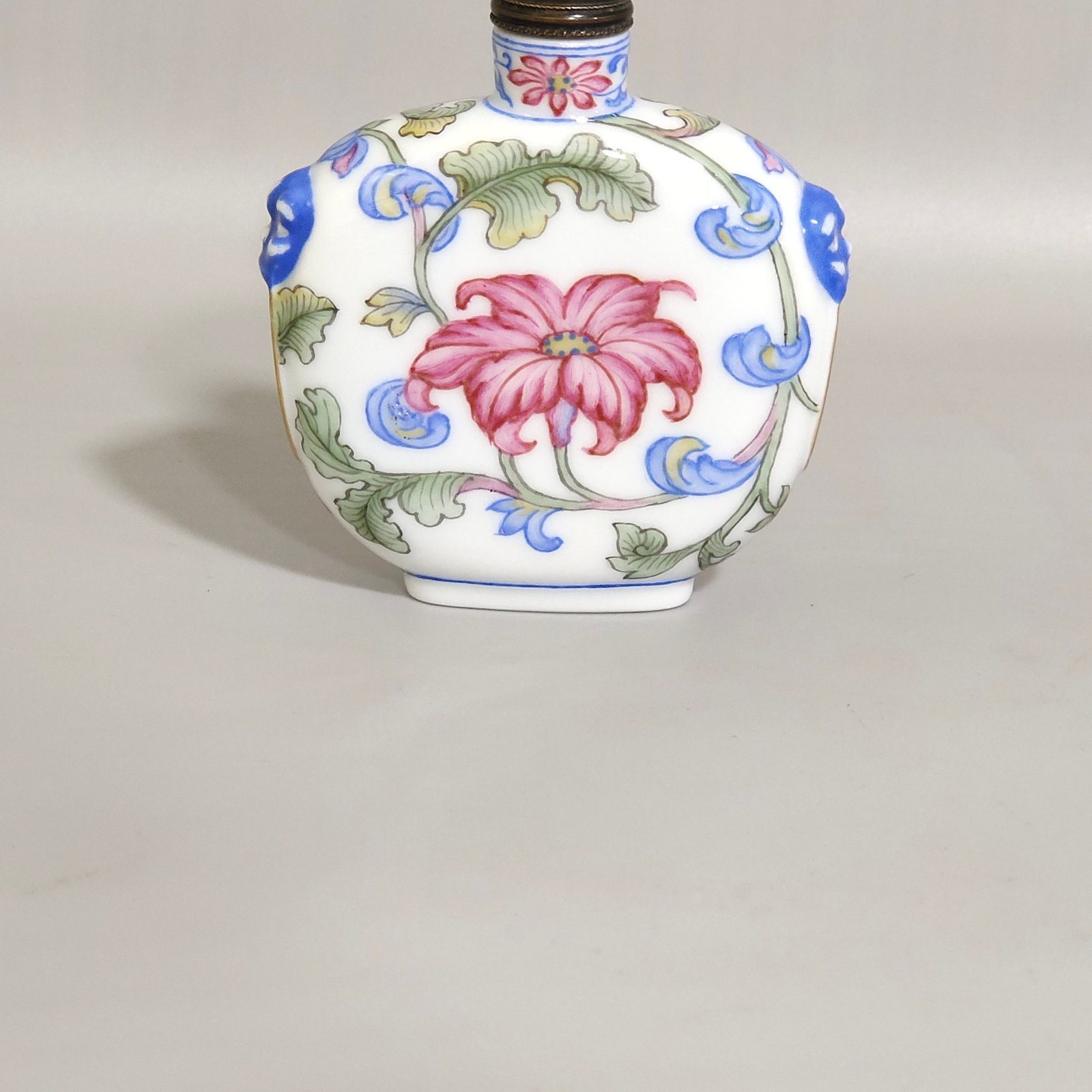 Qing Dynasty Qianlong floral snuff bottle