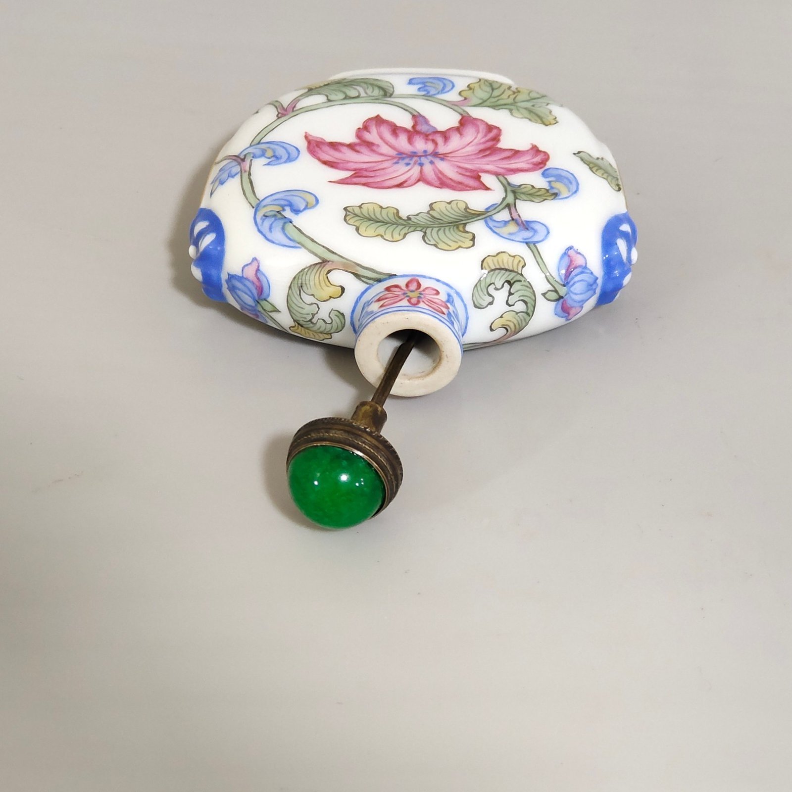 Qing Dynasty Qianlong floral snuff bottle