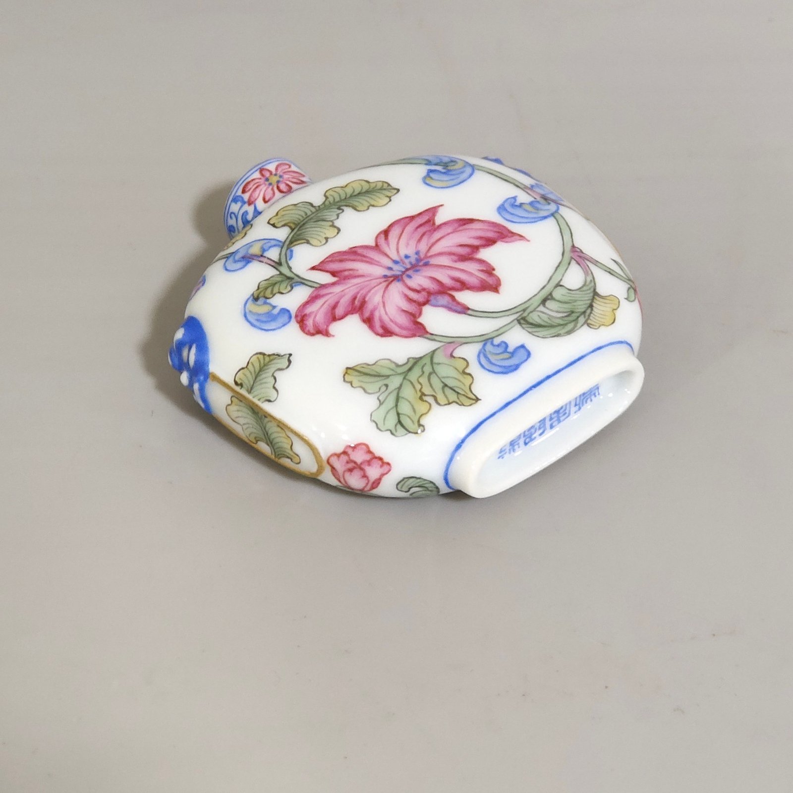 Qing Dynasty Qianlong floral snuff bottle