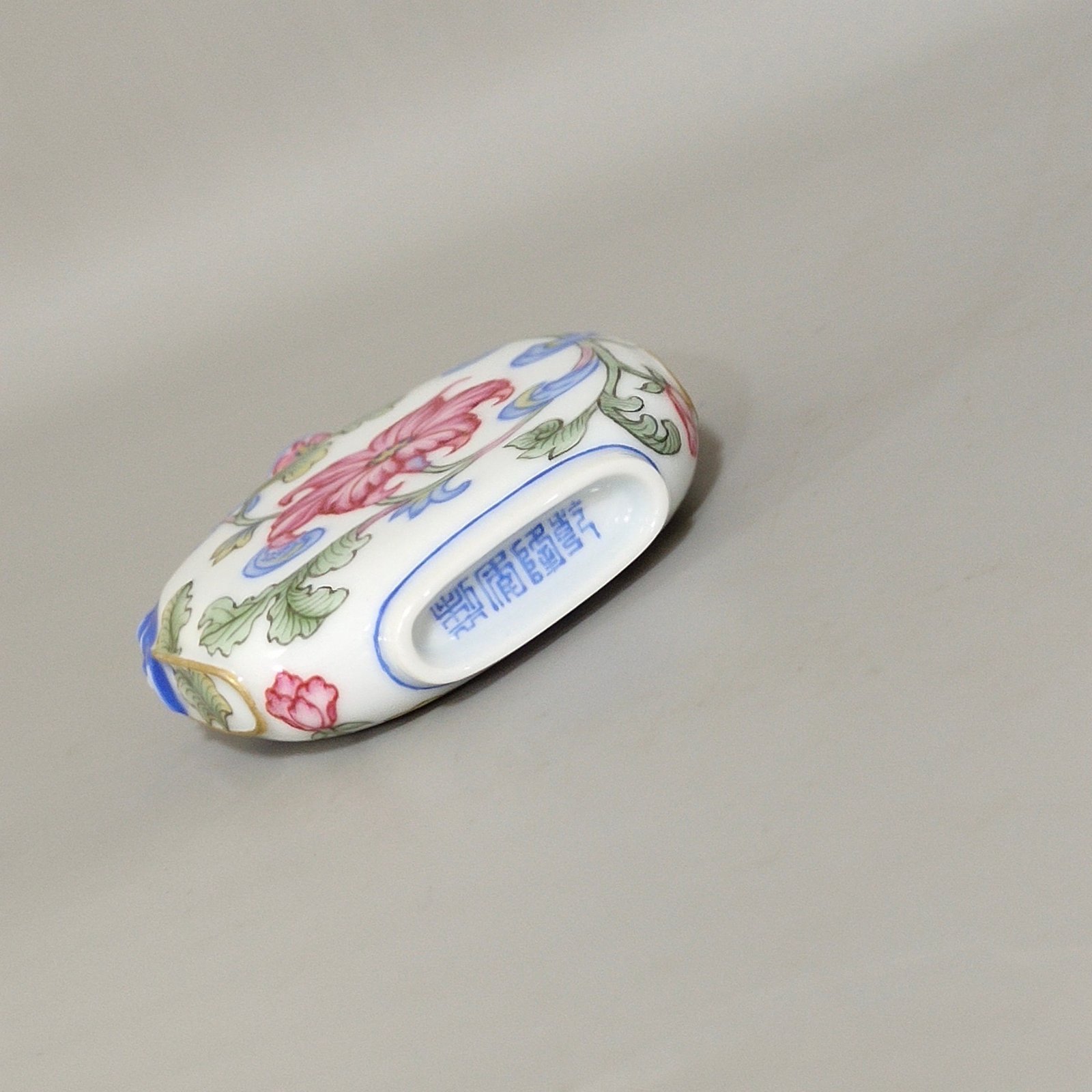 Qing Dynasty Qianlong floral snuff bottle