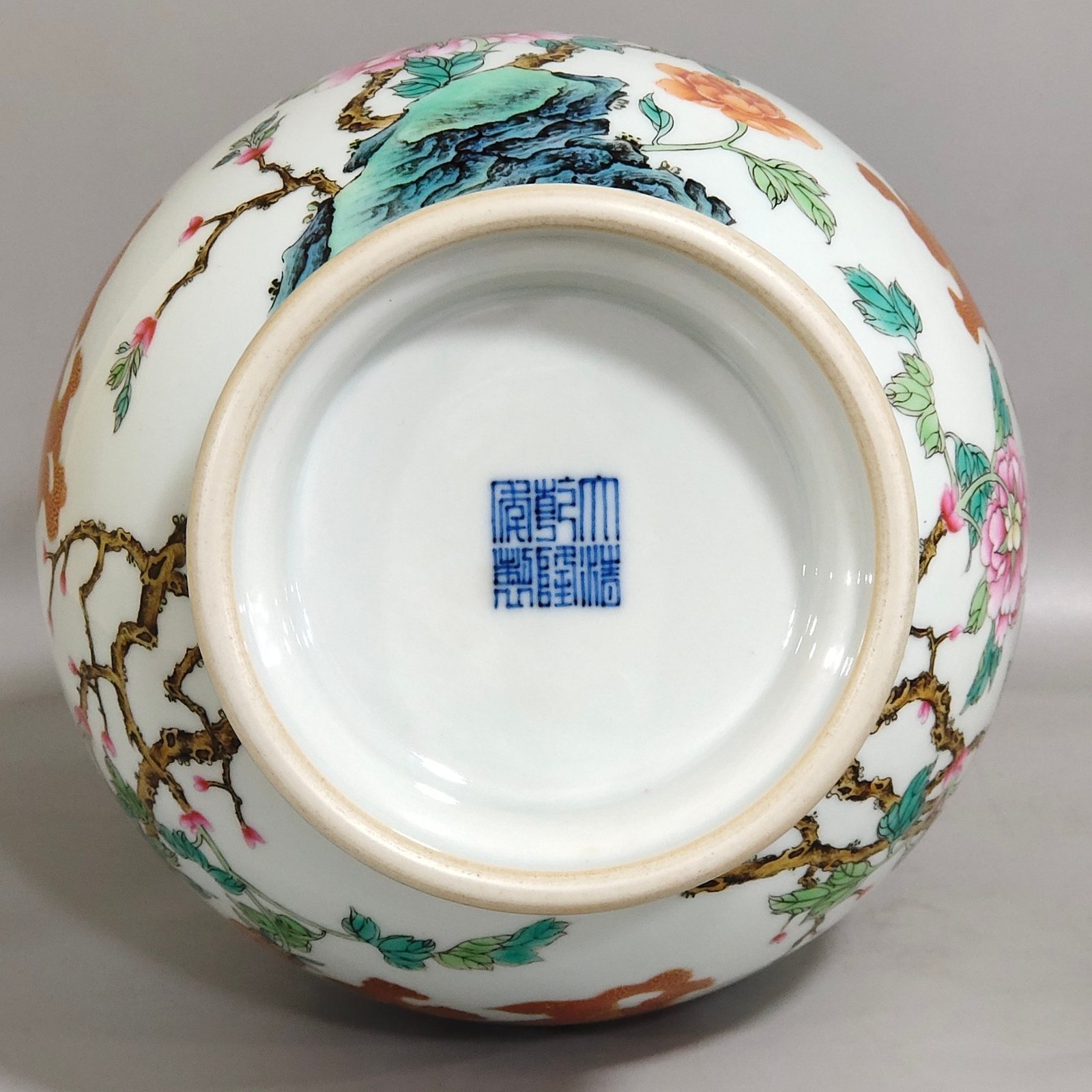 Qing Dynasty Qianlong flower blooming wealth and everything goes well amphora