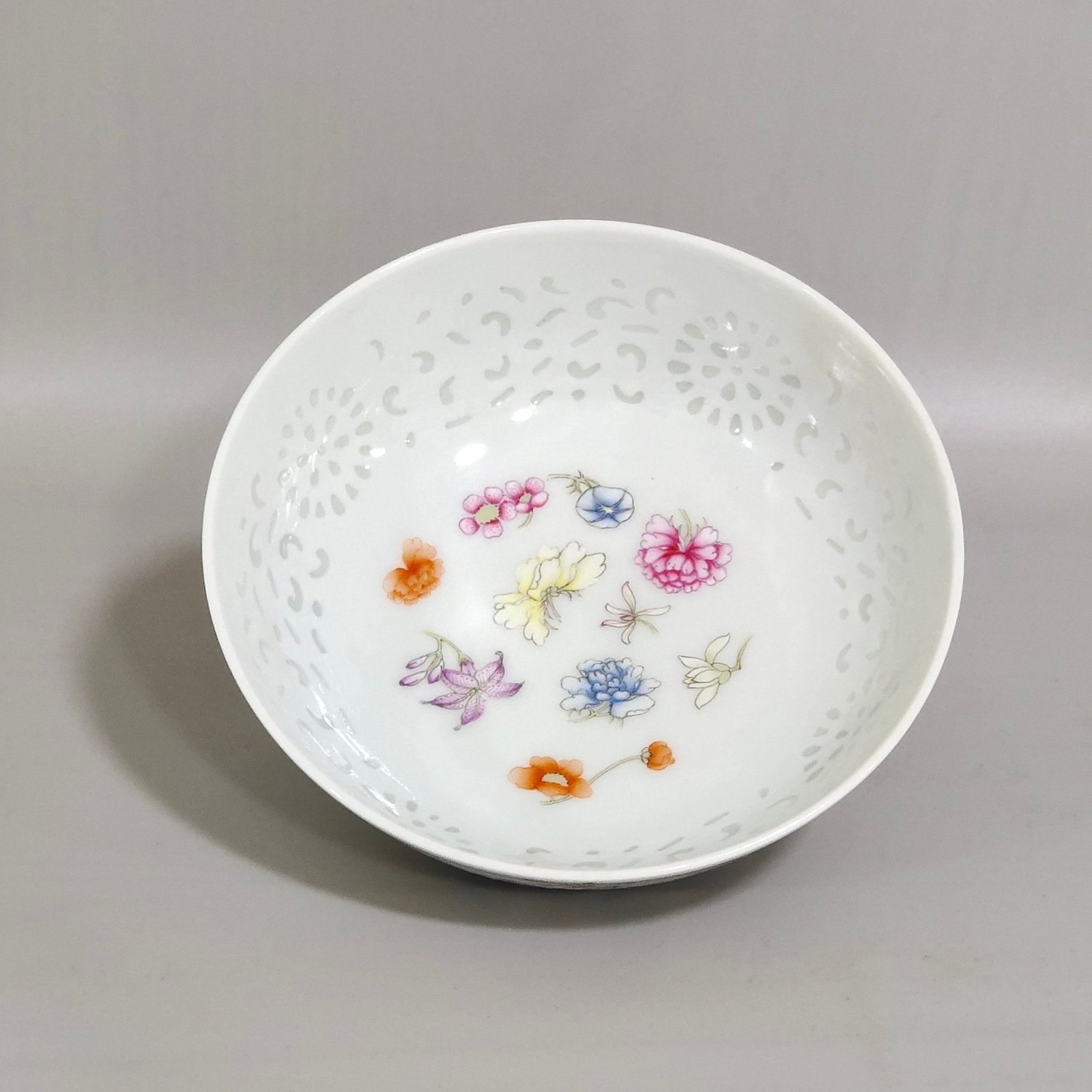 Qing Dynasty Qianlong flower and bird painting exquisite tea round