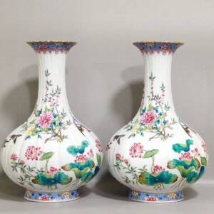 Qing Dynasty Qianlong flower and bird melon edge jade pot spring vase
