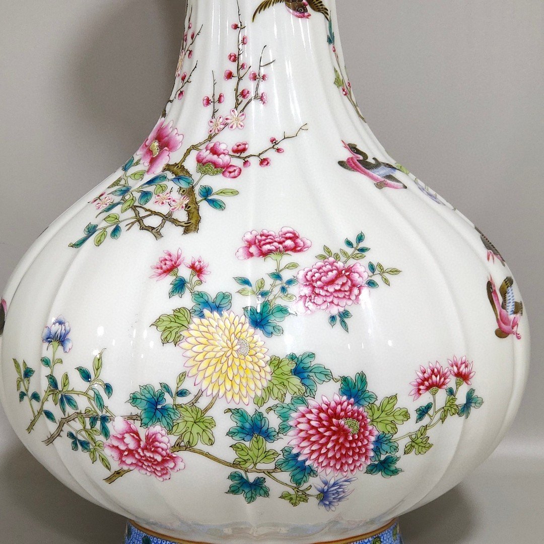 Qing Dynasty Qianlong flower and bird melon edge jade pot spring vase
