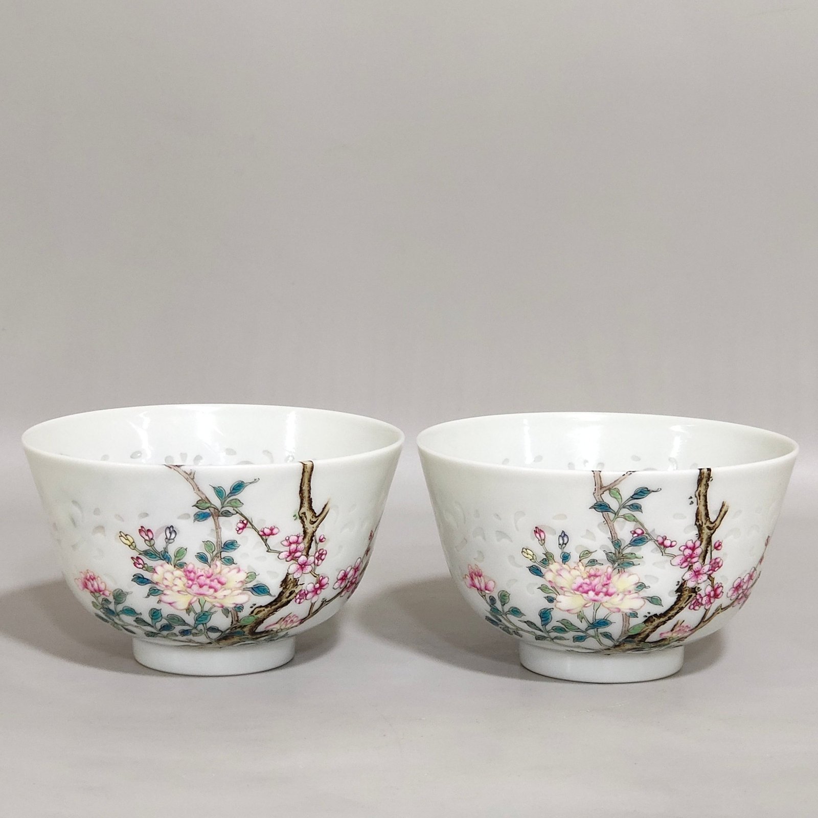 Qing Dynasty Qianlong flower and bird over the wall exquisite cup
