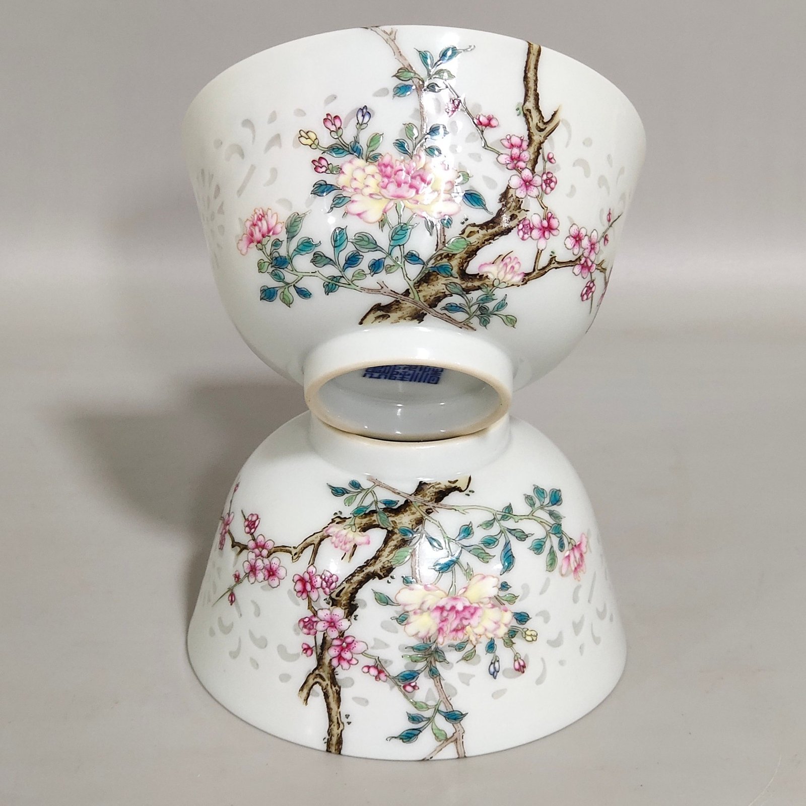 Qing Dynasty Qianlong flower and bird over the wall exquisite cup