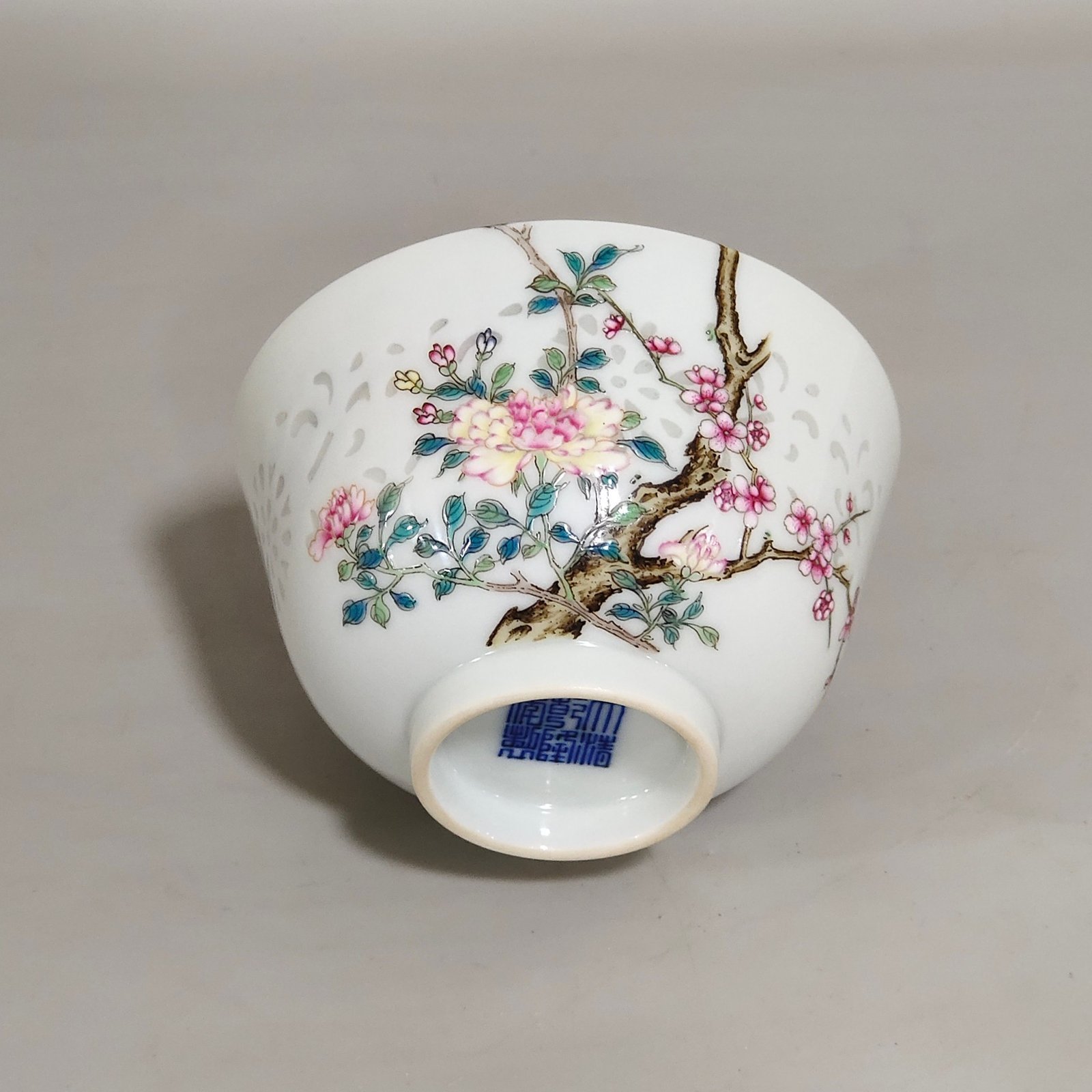 Qing Dynasty Qianlong flower and bird over the wall exquisite cup