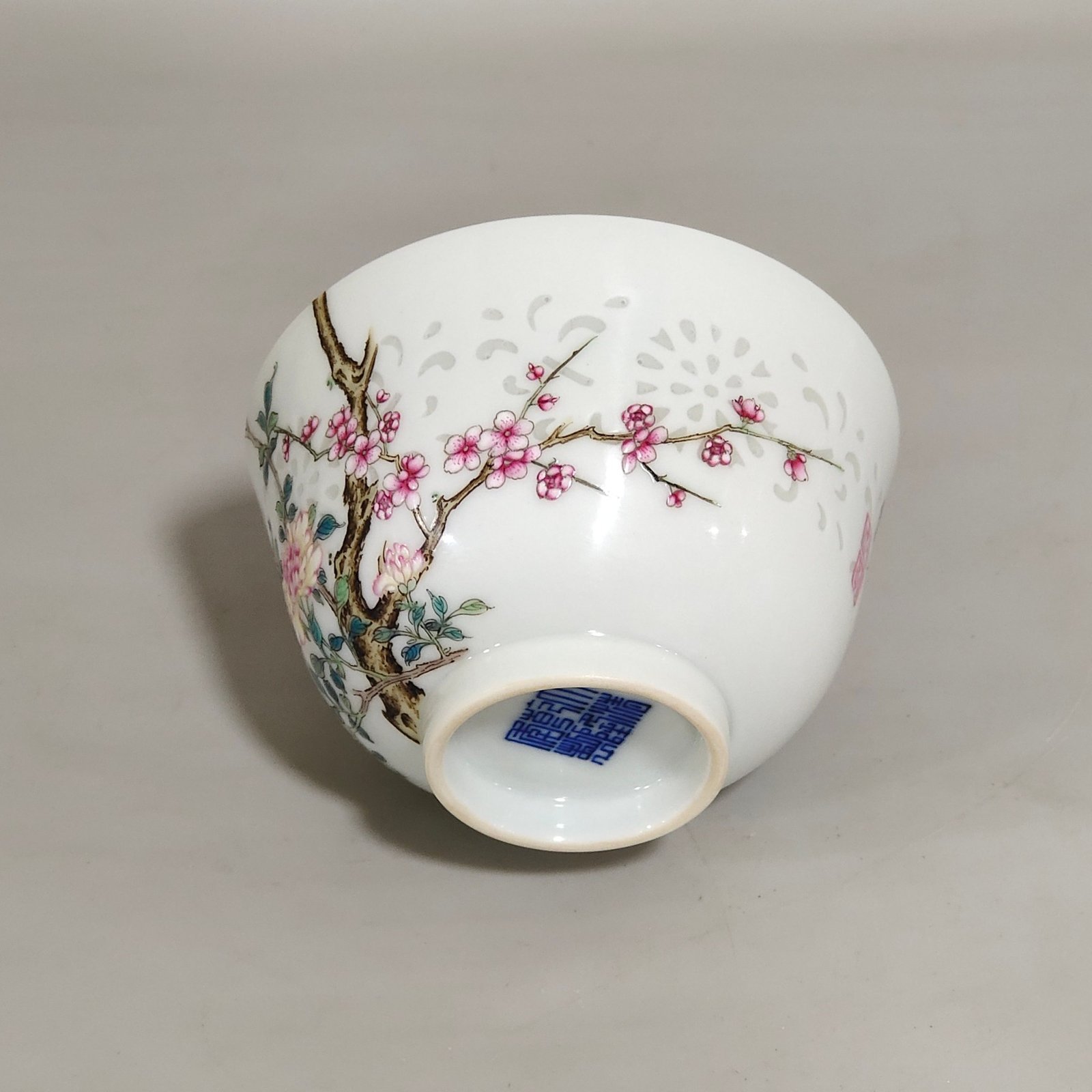 Qing Dynasty Qianlong flower and bird over the wall exquisite cup