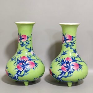 Qing Dynasty Qianlong apple green glaze nine peach three legged vase