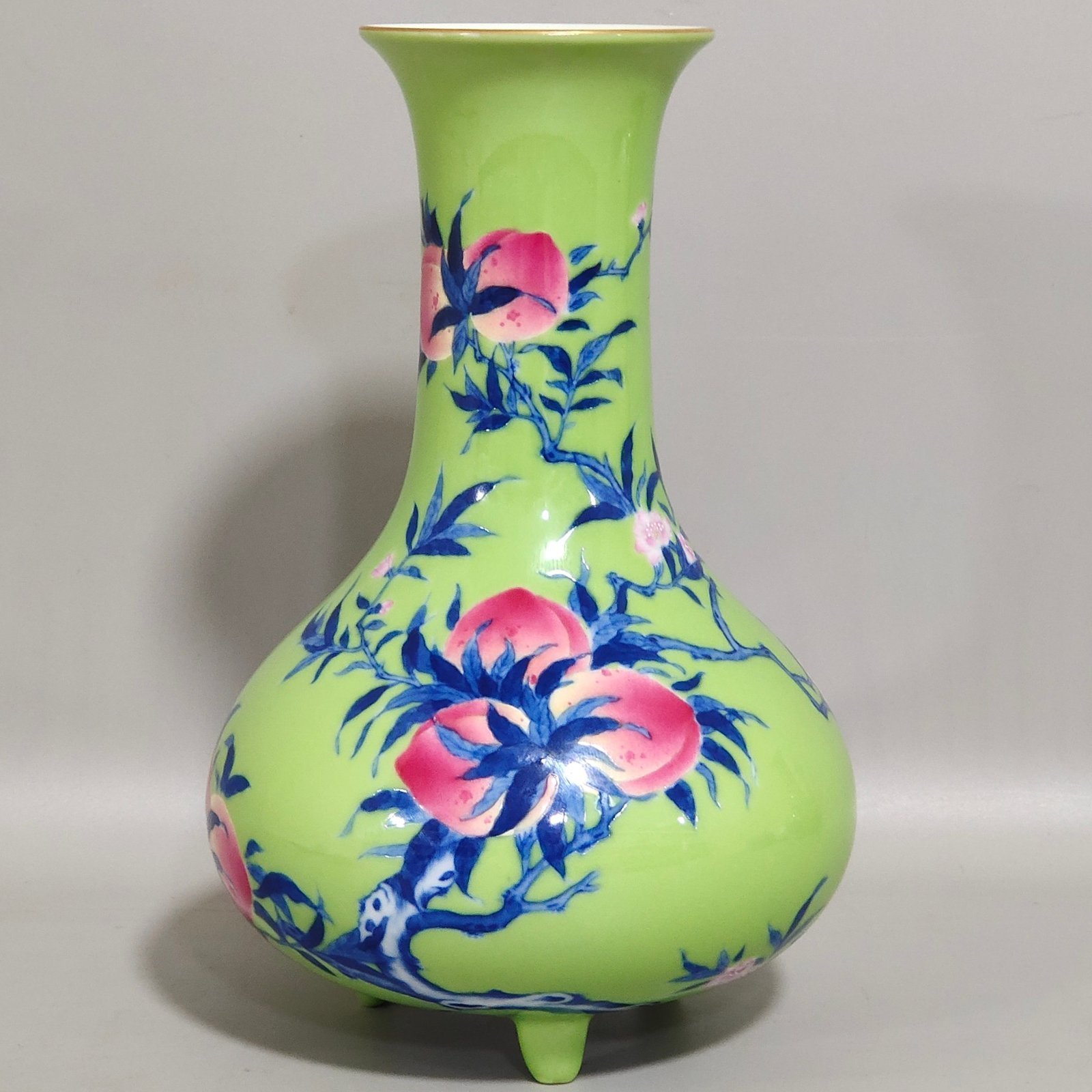 Qing Dynasty Qianlong apple green glaze nine peach three legged vase