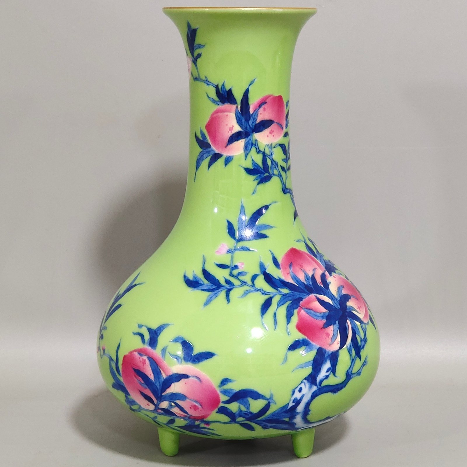 Qing Dynasty Qianlong apple green glaze nine peach three legged vase