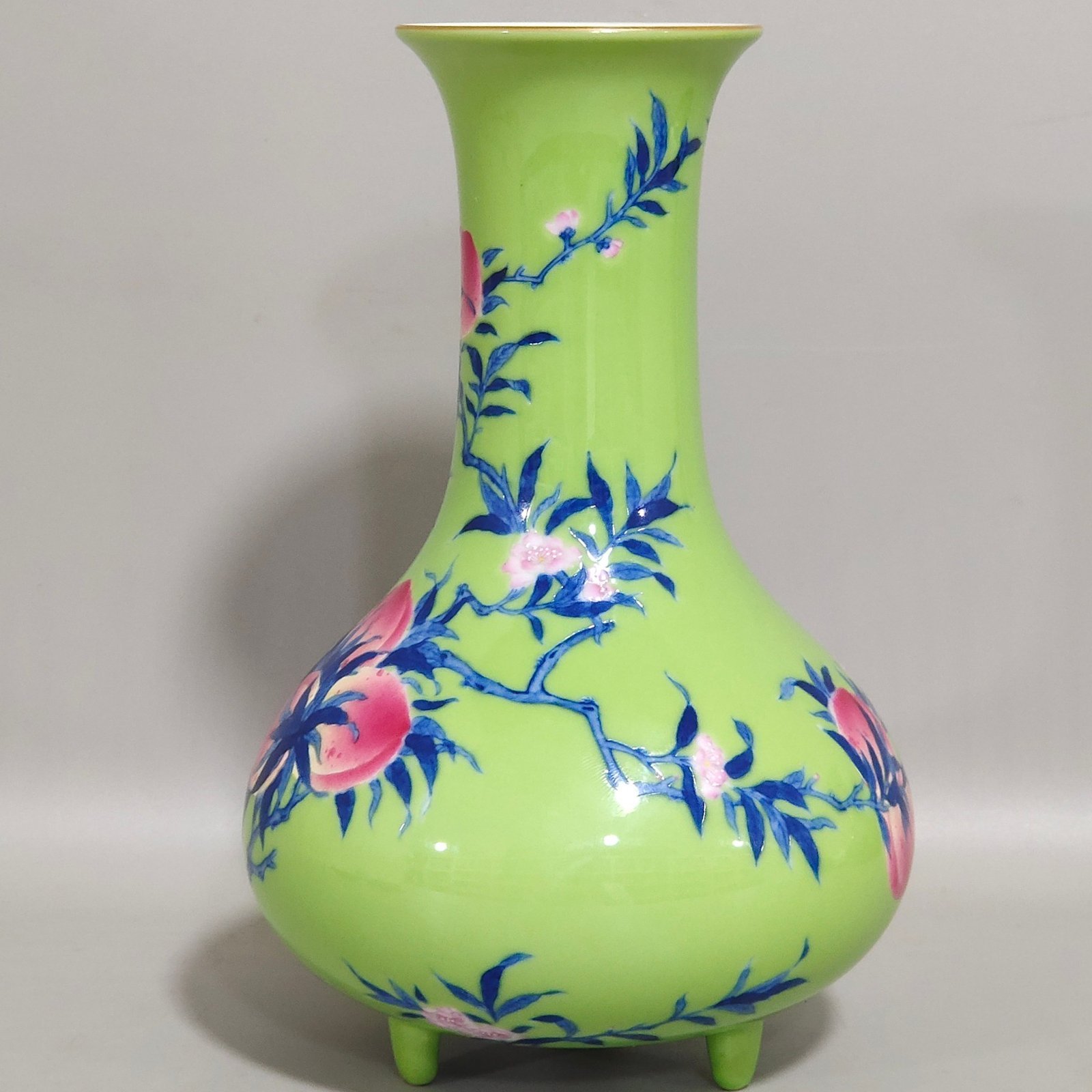 Qing Dynasty Qianlong apple green glaze nine peach three legged vase