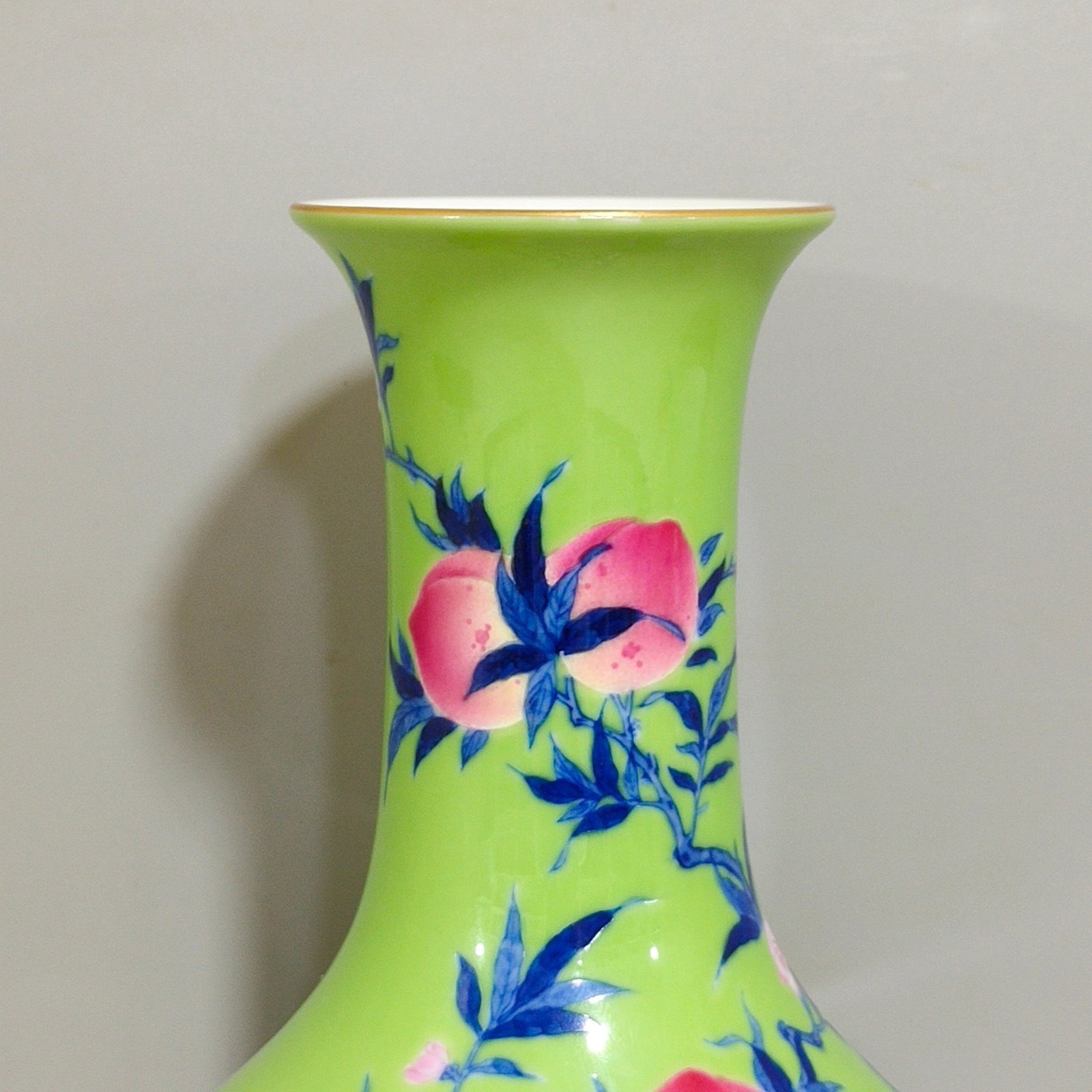 Qing Dynasty Qianlong apple green glaze nine peach three legged vase