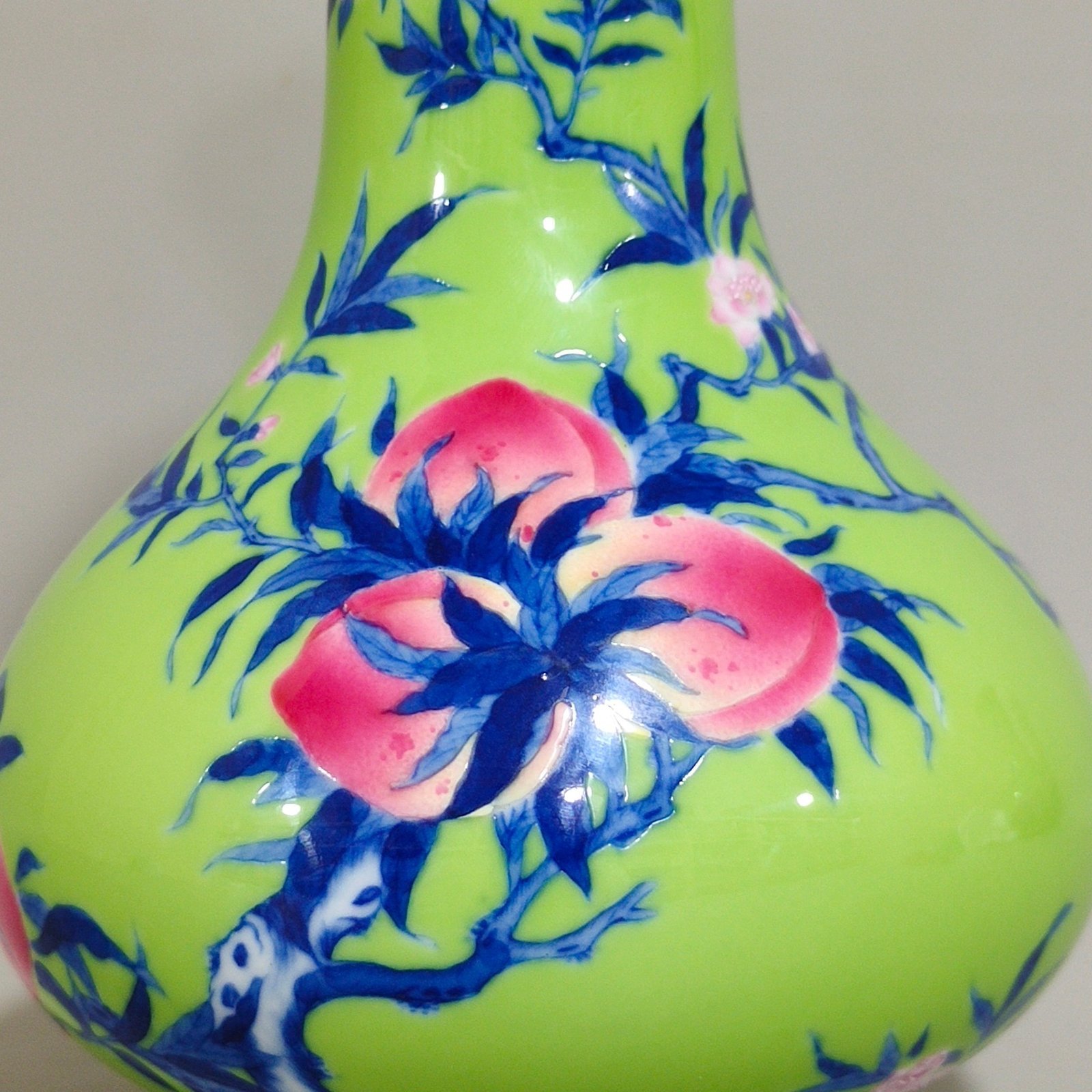 Qing Dynasty Qianlong apple green glaze nine peach three legged vase