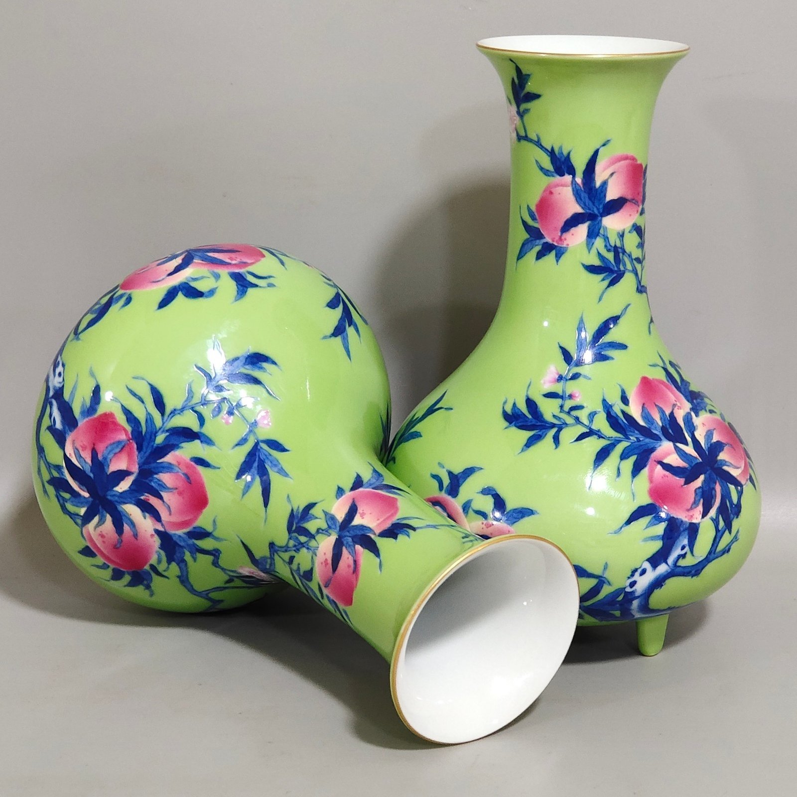 Qing Dynasty Qianlong apple green glaze nine peach three legged vase