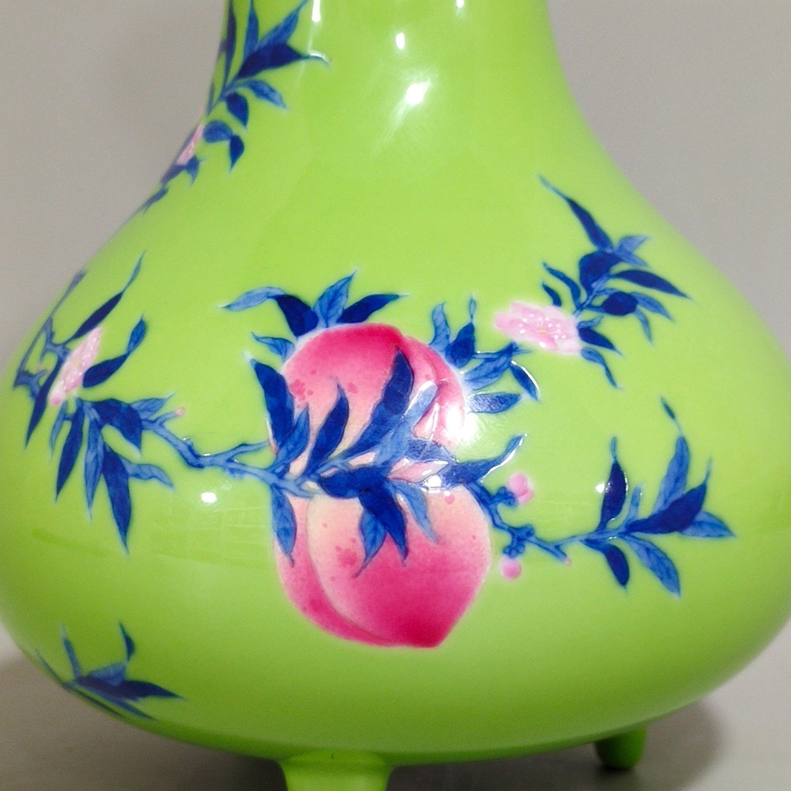 Qing Dynasty Qianlong apple green glaze nine peach three legged vase
