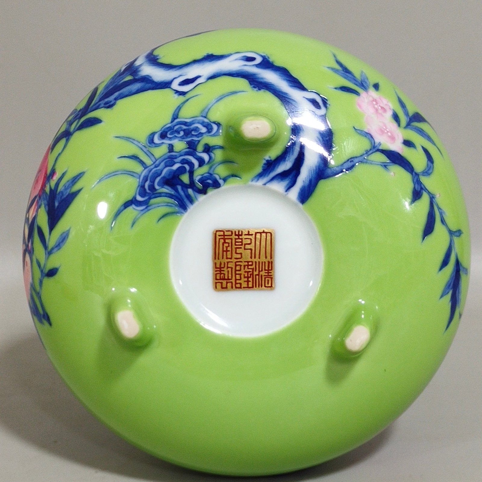 Qing Dynasty Qianlong apple green glaze nine peach three legged vase
