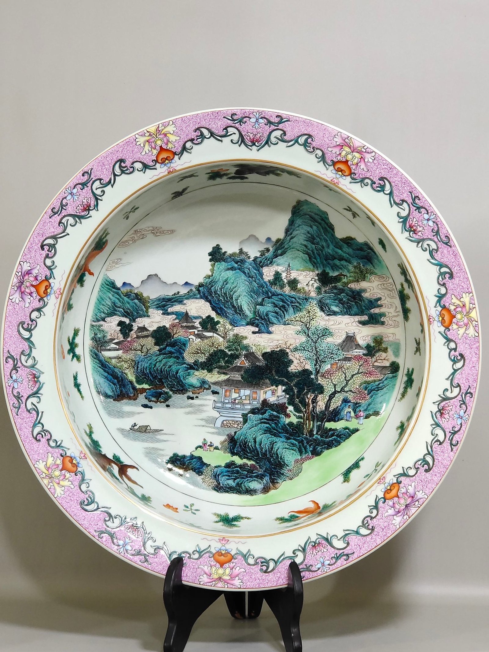 Qing Dynasty Qianlong apple green glaze fish and algae pattern landscape washbasin
