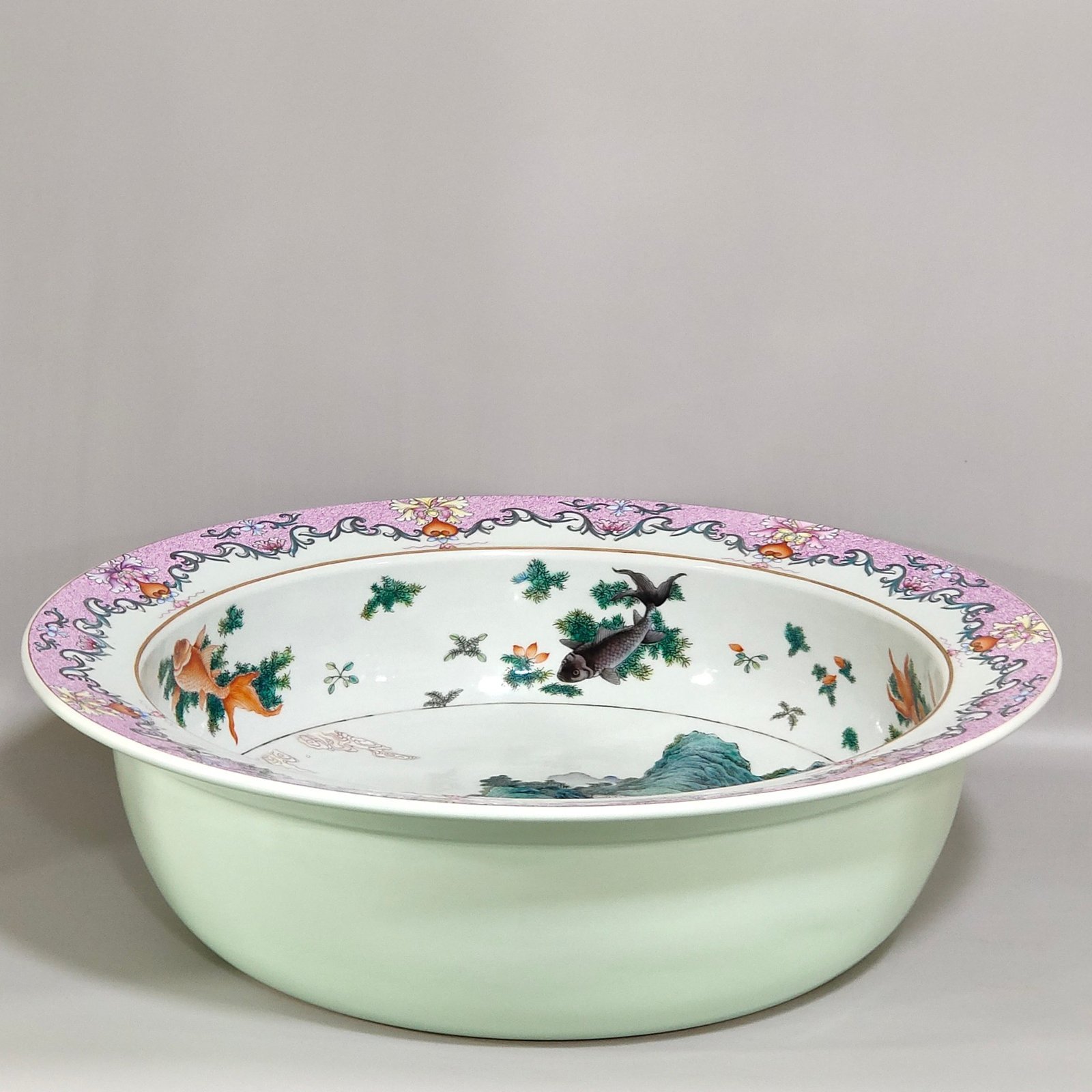 Qing Dynasty Qianlong apple green glaze fish and algae pattern landscape washbasin