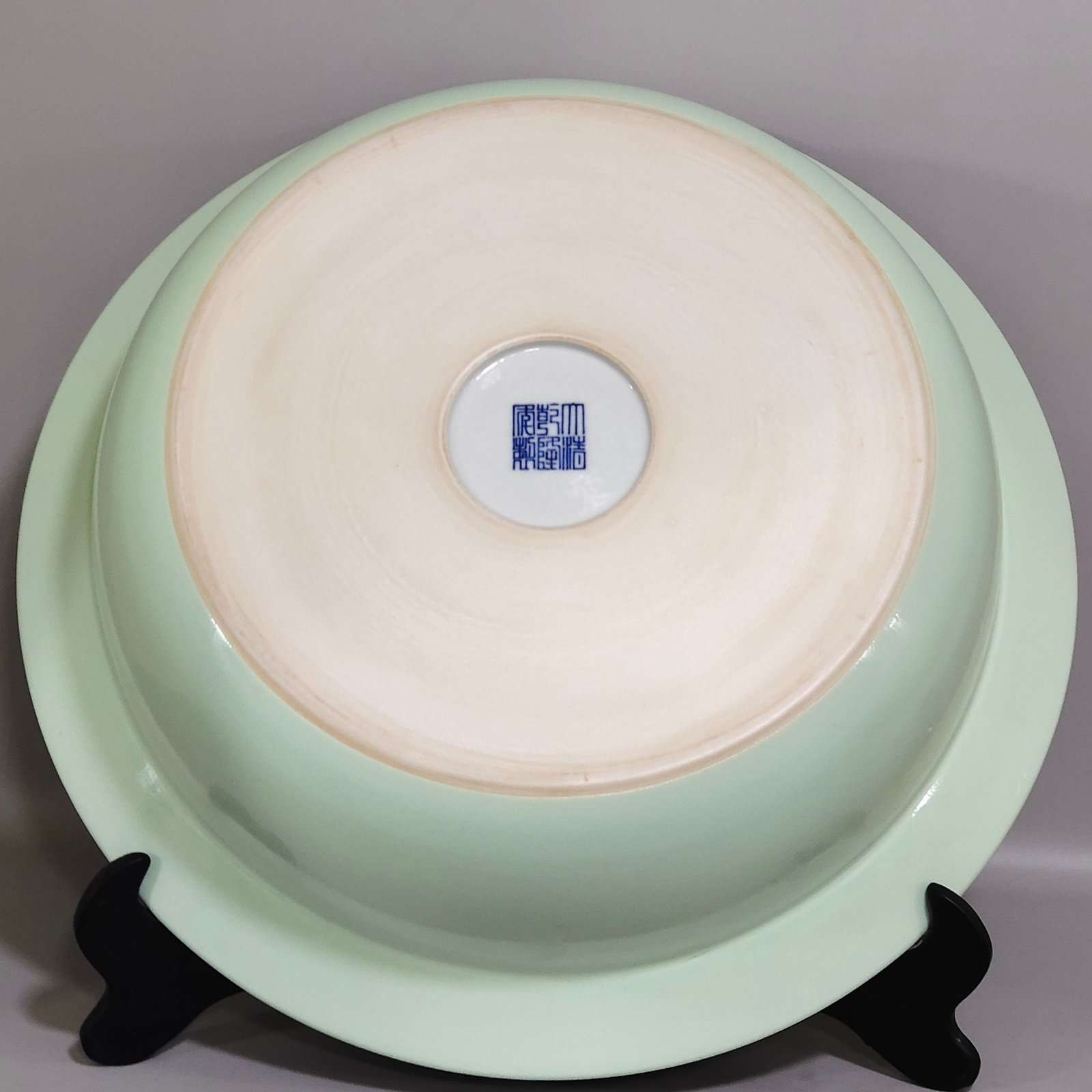 Qing Dynasty Qianlong apple green glaze fish and algae pattern landscape washbasin