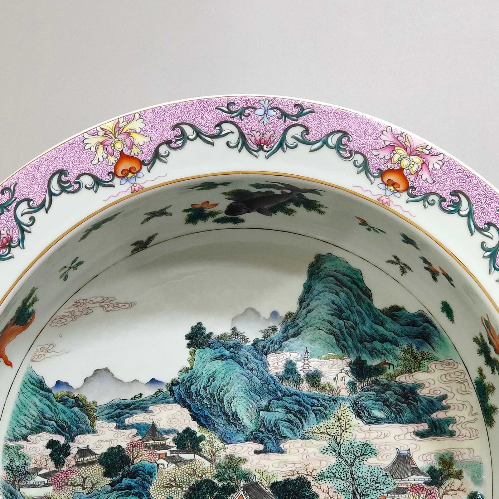 Qing Dynasty Qianlong apple green glaze fish and algae pattern landscape washbasin