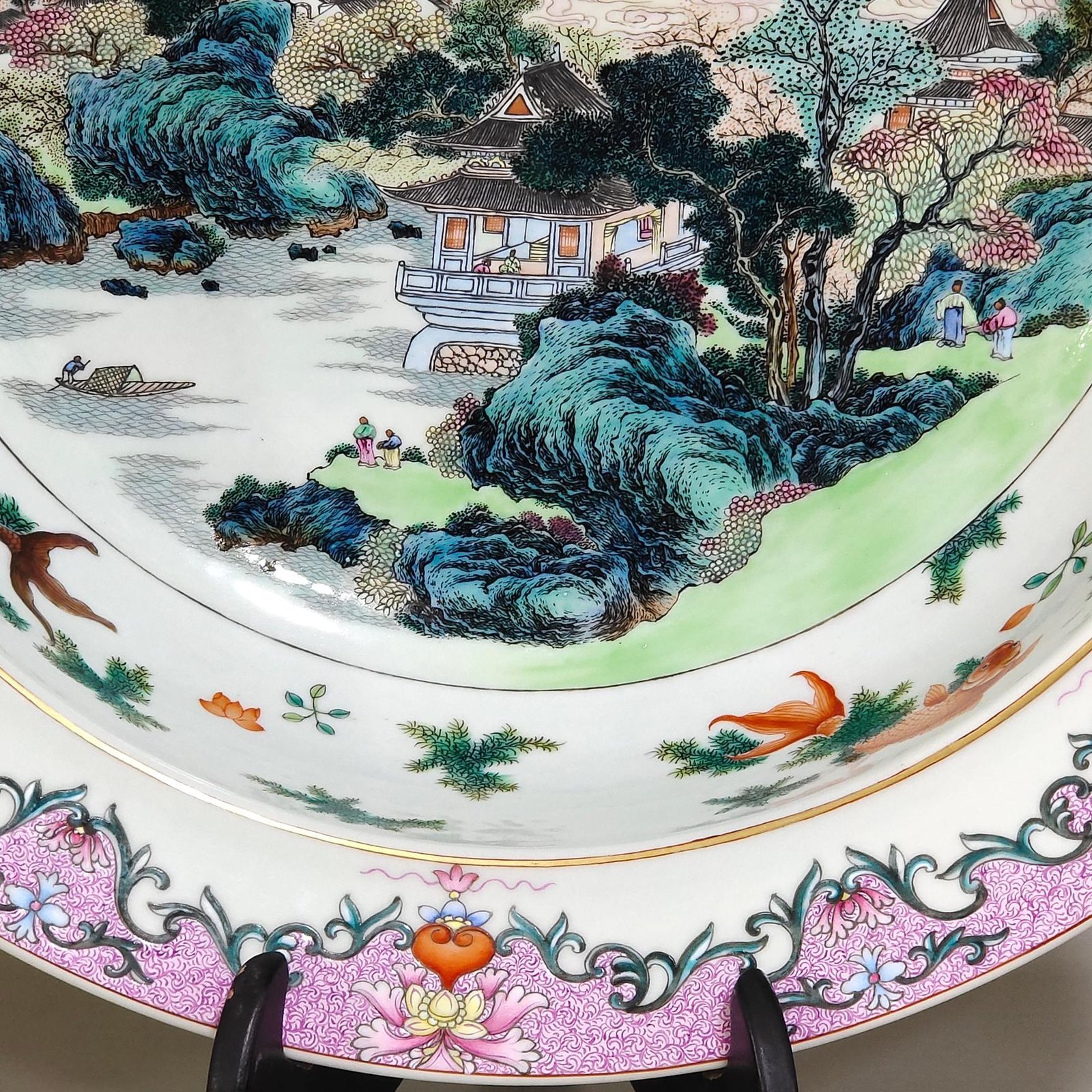 Qing Dynasty Qianlong apple green glaze fish and algae pattern landscape washbasin