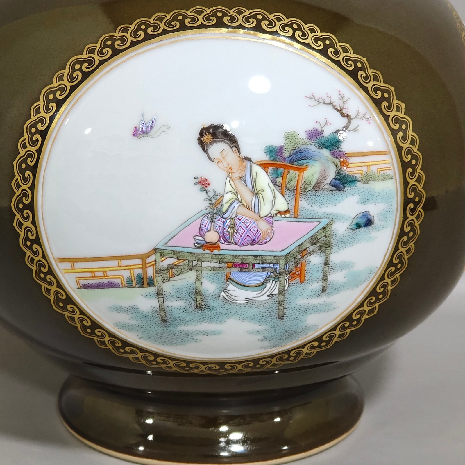 Qing Dynasty Qianlong tea amphora with jasmine glaze and gold painted window