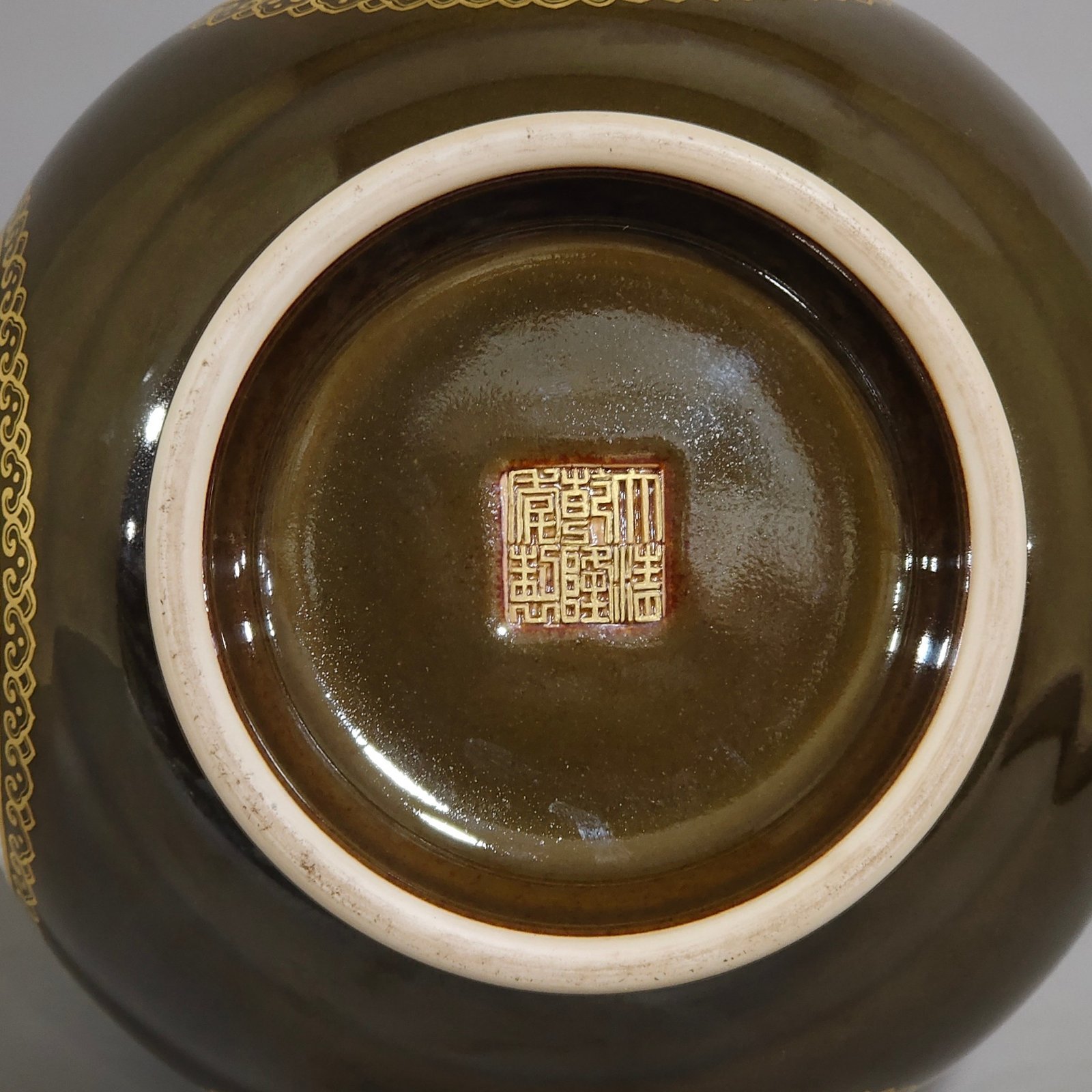 Qing Dynasty Qianlong tea amphora with jasmine glaze and gold painted window