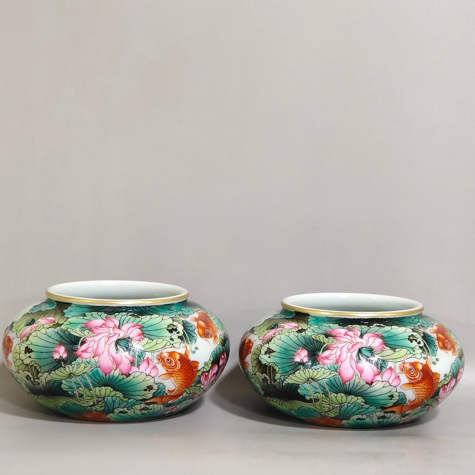 Qing Dynasty Qianlong A carp bowl lotus pond