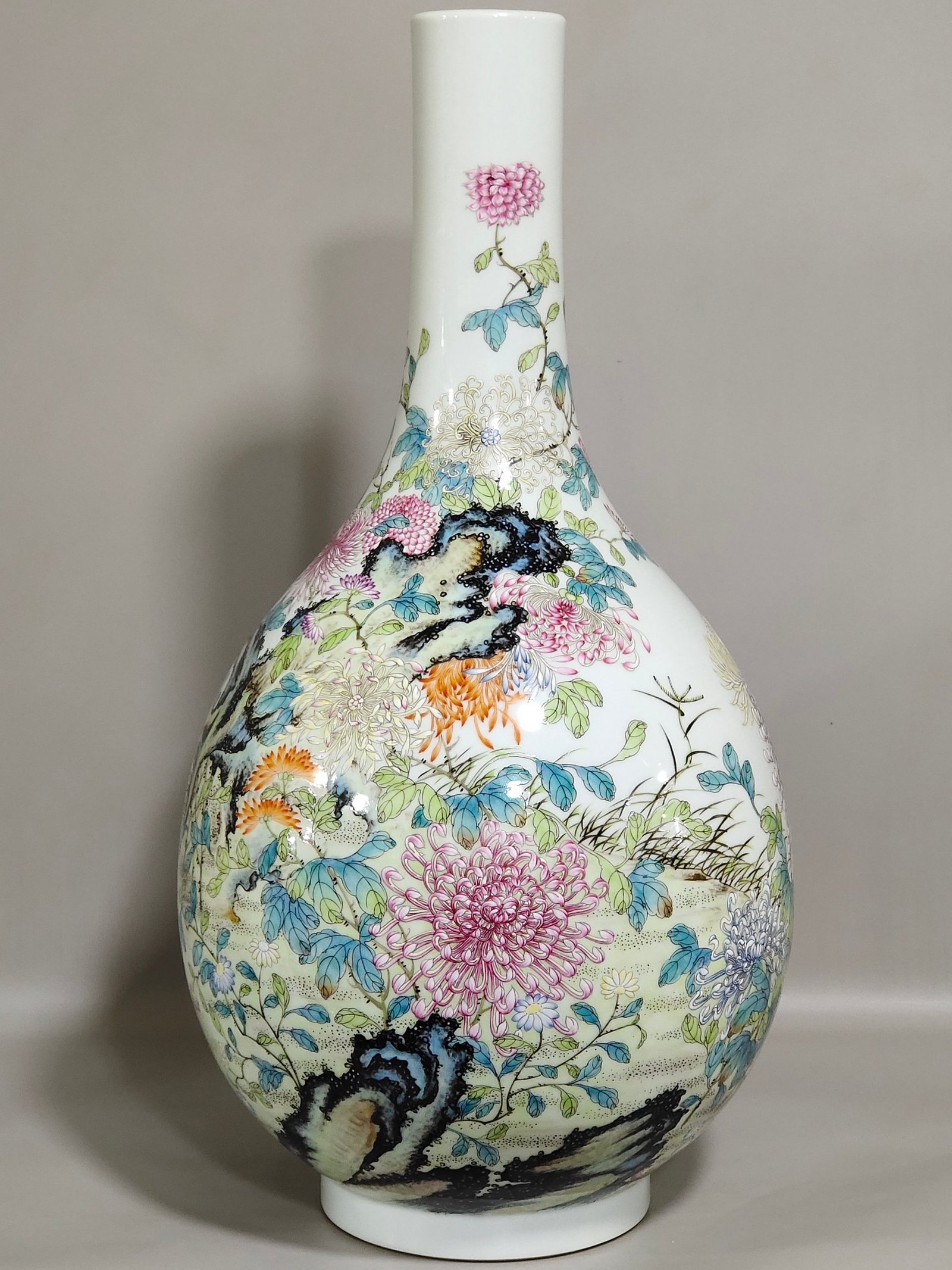 Qing Dynasty Qianlong Chrysanthemum flask