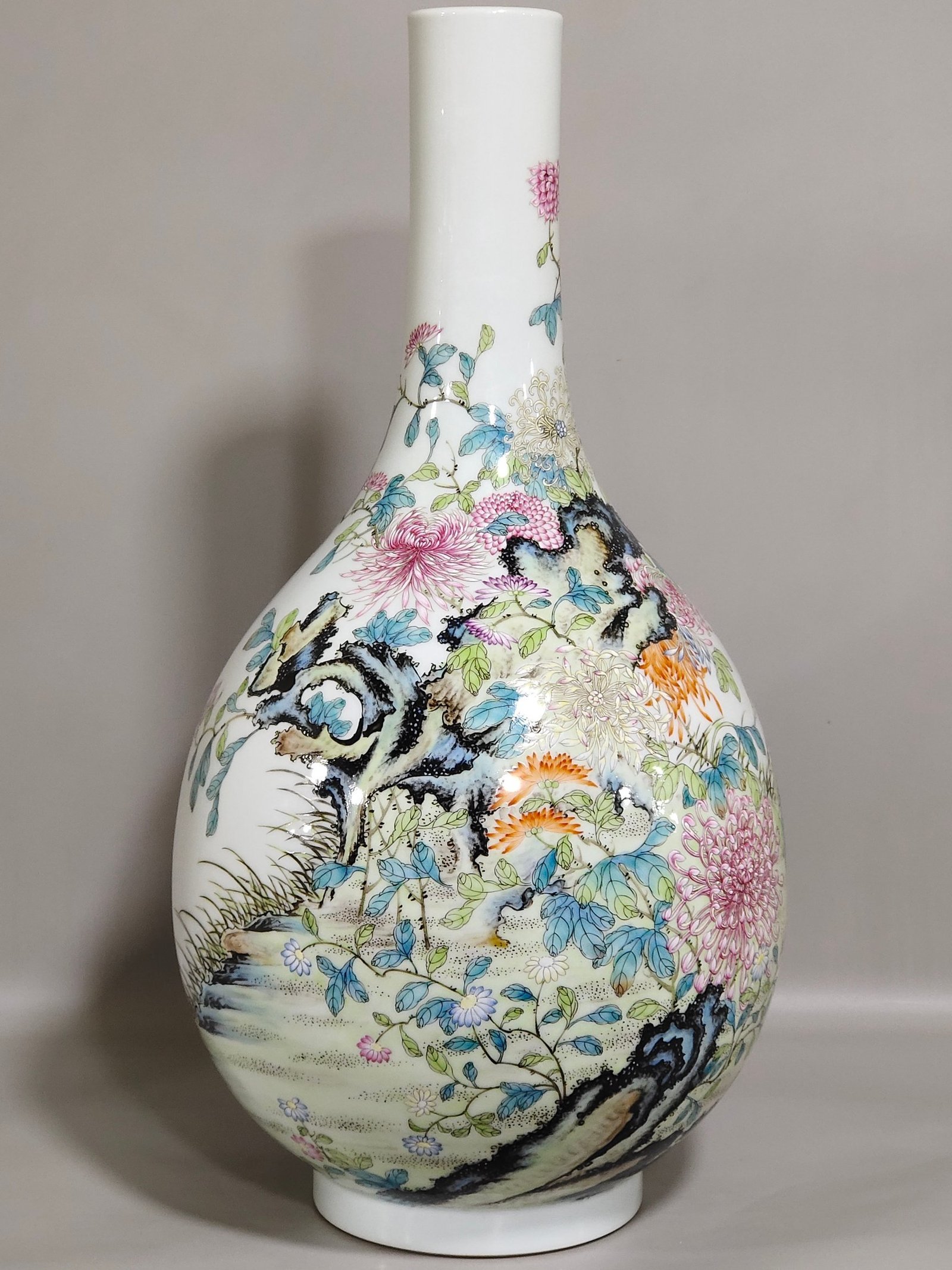 Qing Dynasty Qianlong Chrysanthemum flask