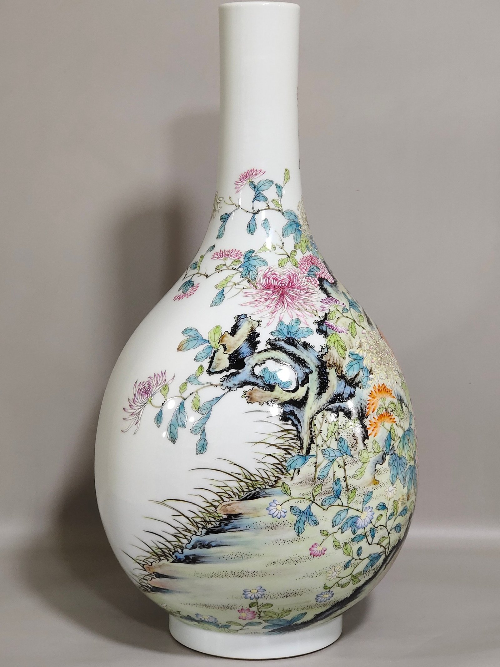 Qing Dynasty Qianlong Chrysanthemum flask