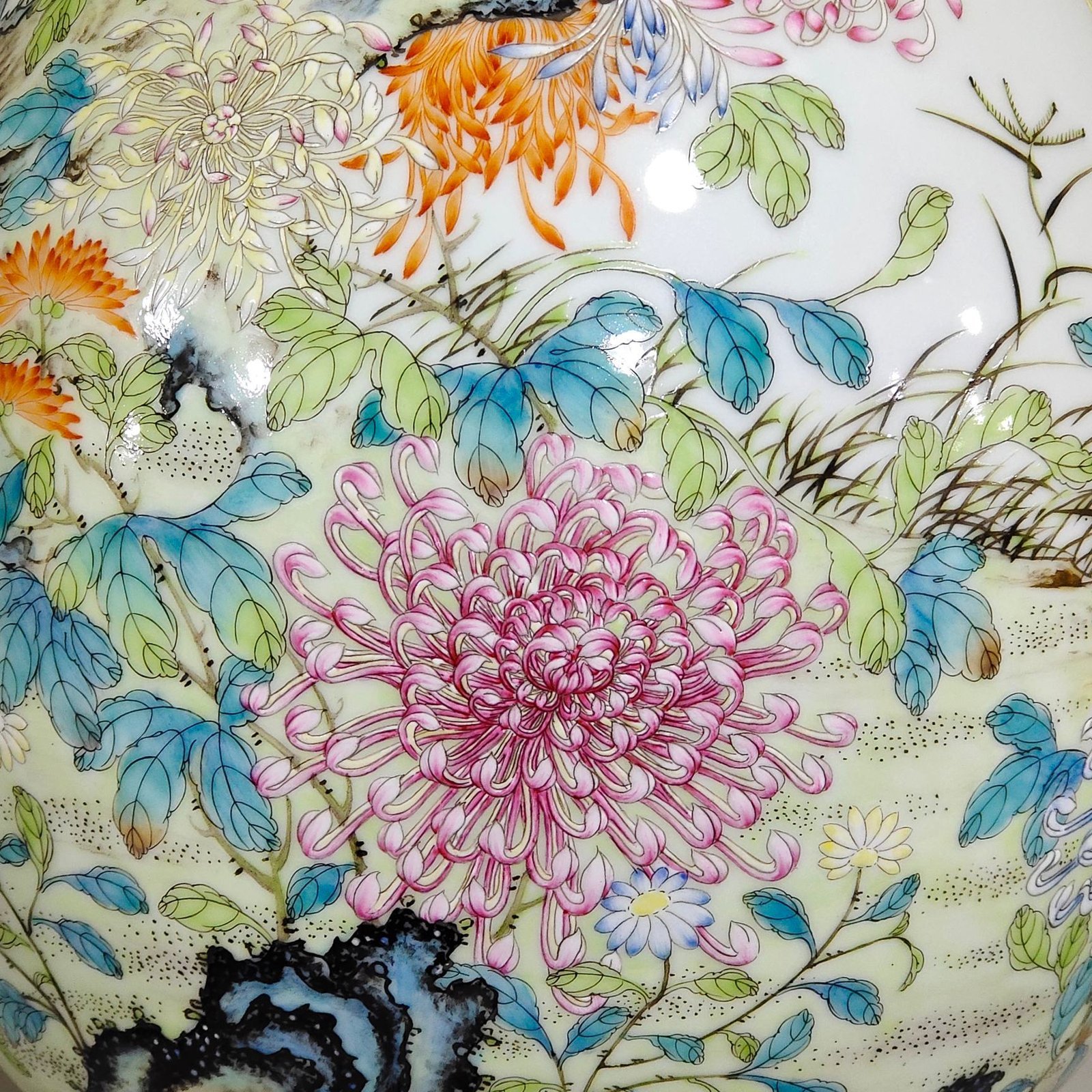 Qing Dynasty Qianlong Chrysanthemum flask