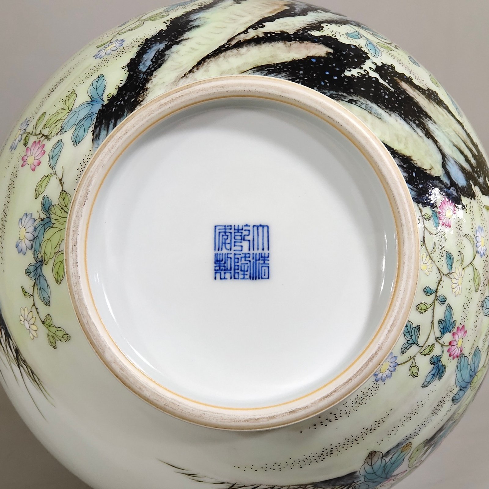Qing Dynasty Qianlong Chrysanthemum flask