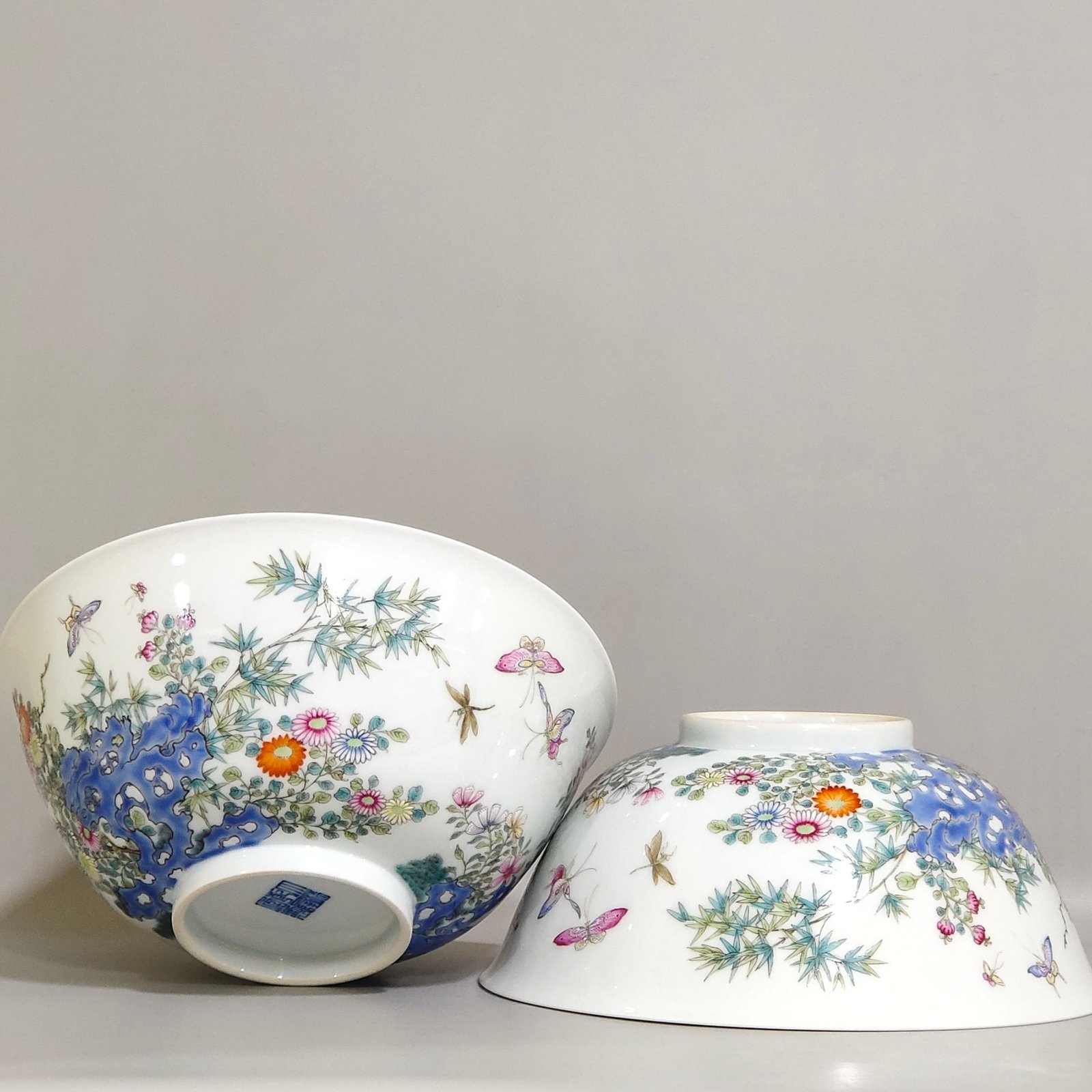 Qing Dynasty Qianlong Dielianhua bowl with painted flowers inside
