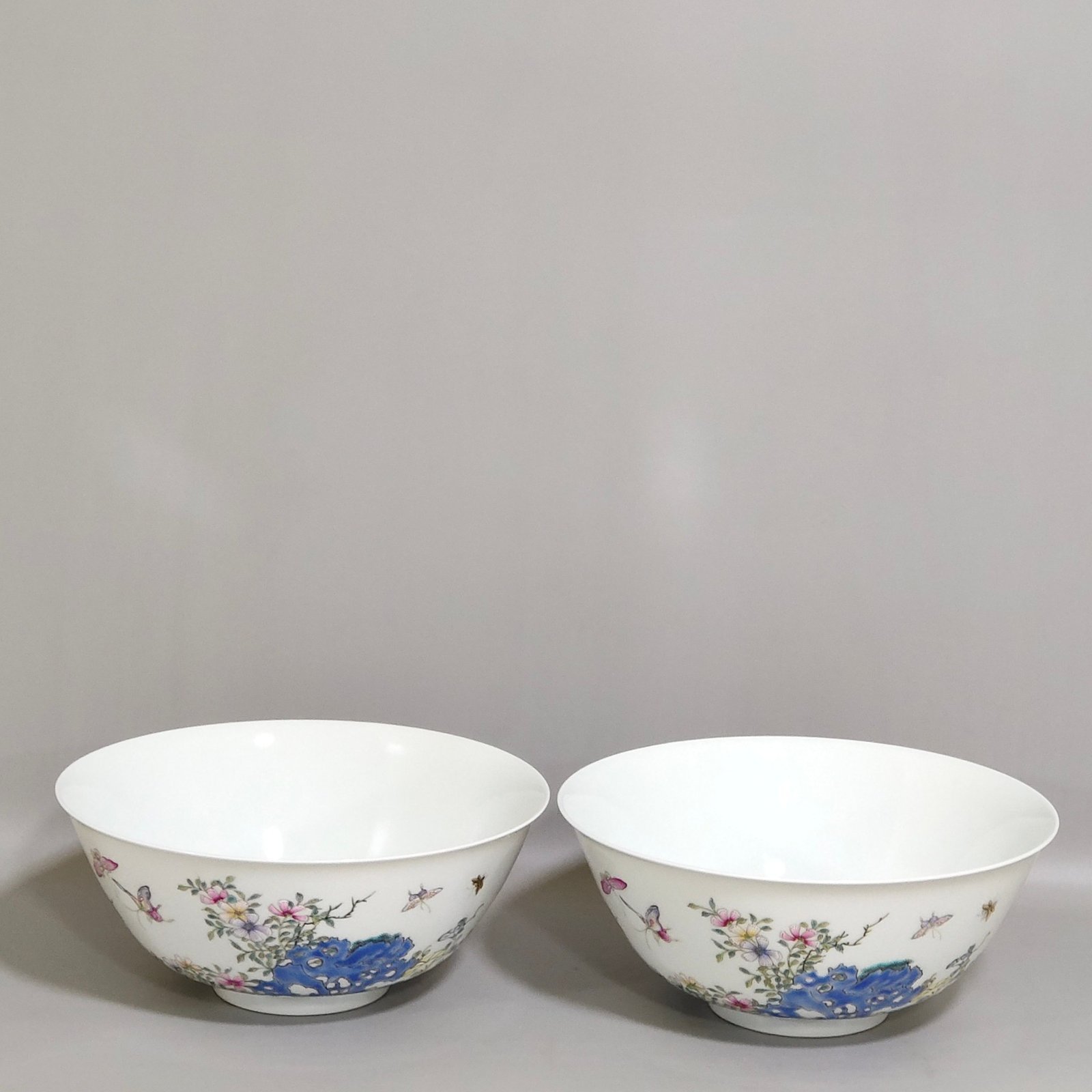 Qing Dynasty Qianlong Dielianhua bowl with painted flowers inside