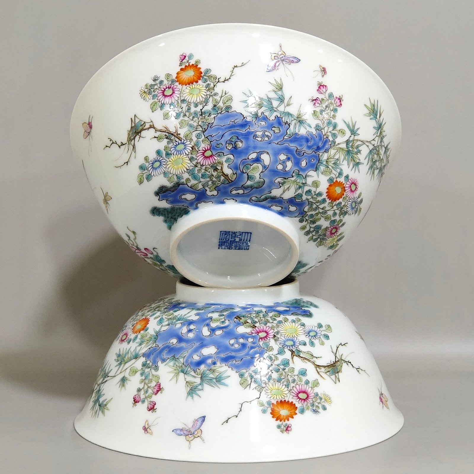Qing Dynasty Qianlong Dielianhua bowl with painted flowers inside