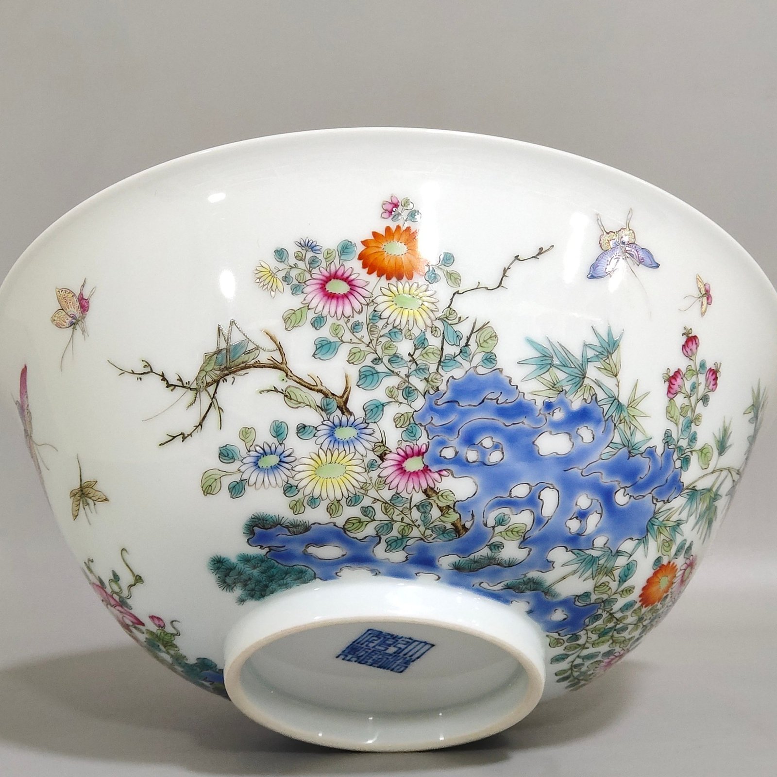 Qing Dynasty Qianlong Dielianhua bowl with painted flowers inside