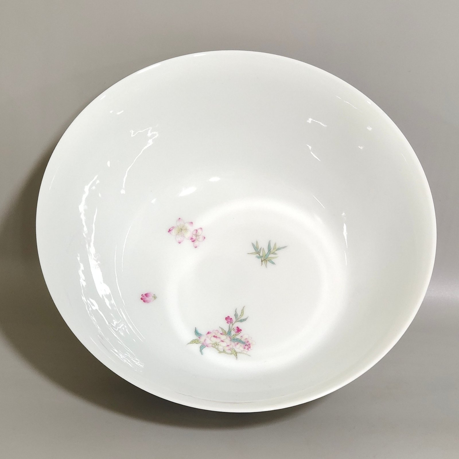 Qing Dynasty Qianlong Dielianhua bowl with painted flowers inside