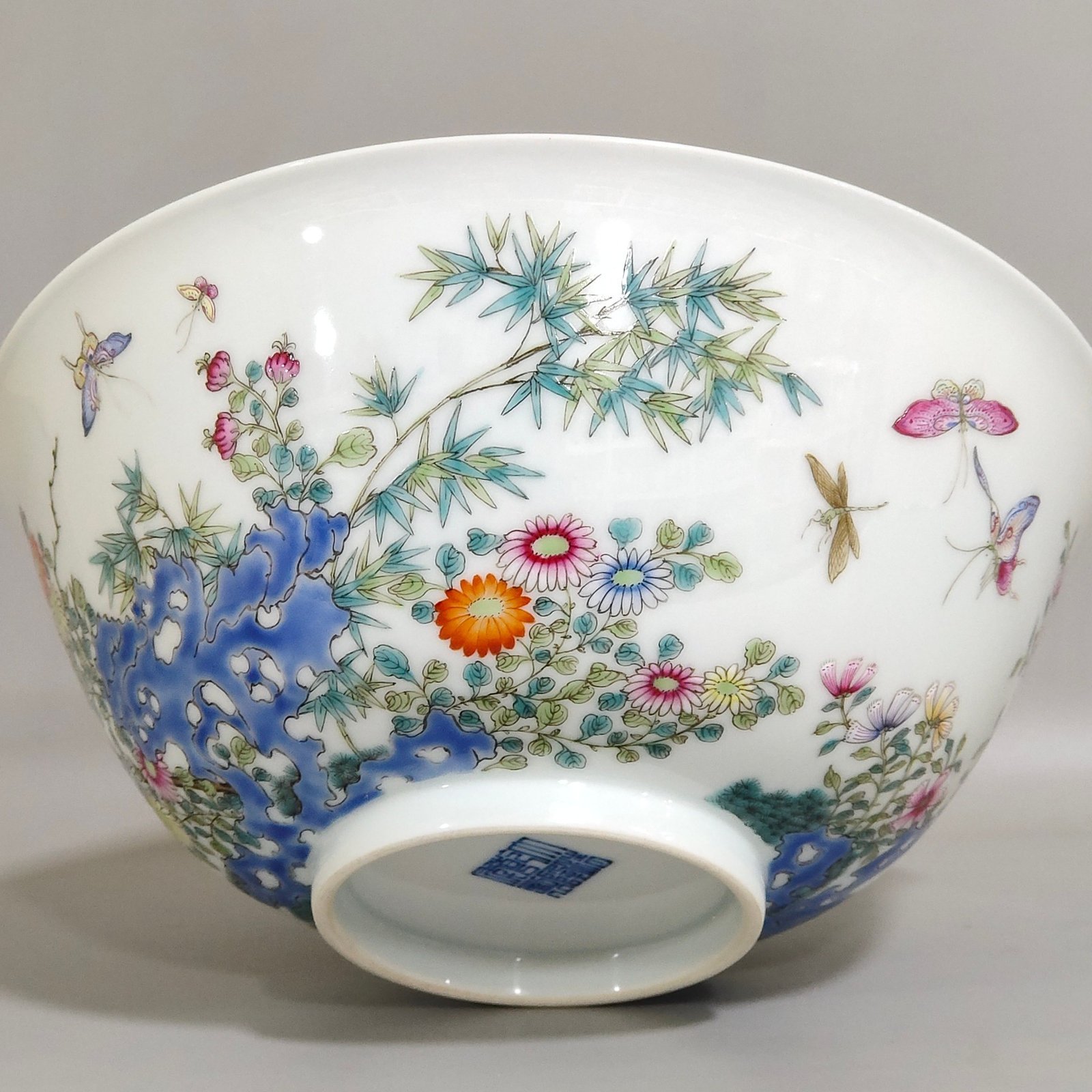 Qing Dynasty Qianlong Dielianhua bowl with painted flowers inside
