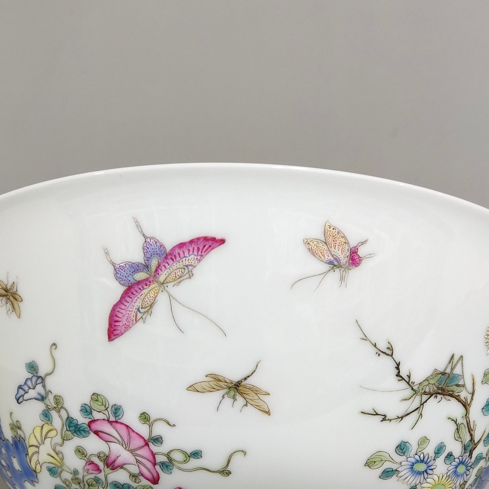 Qing Dynasty Qianlong Dielianhua bowl with painted flowers inside