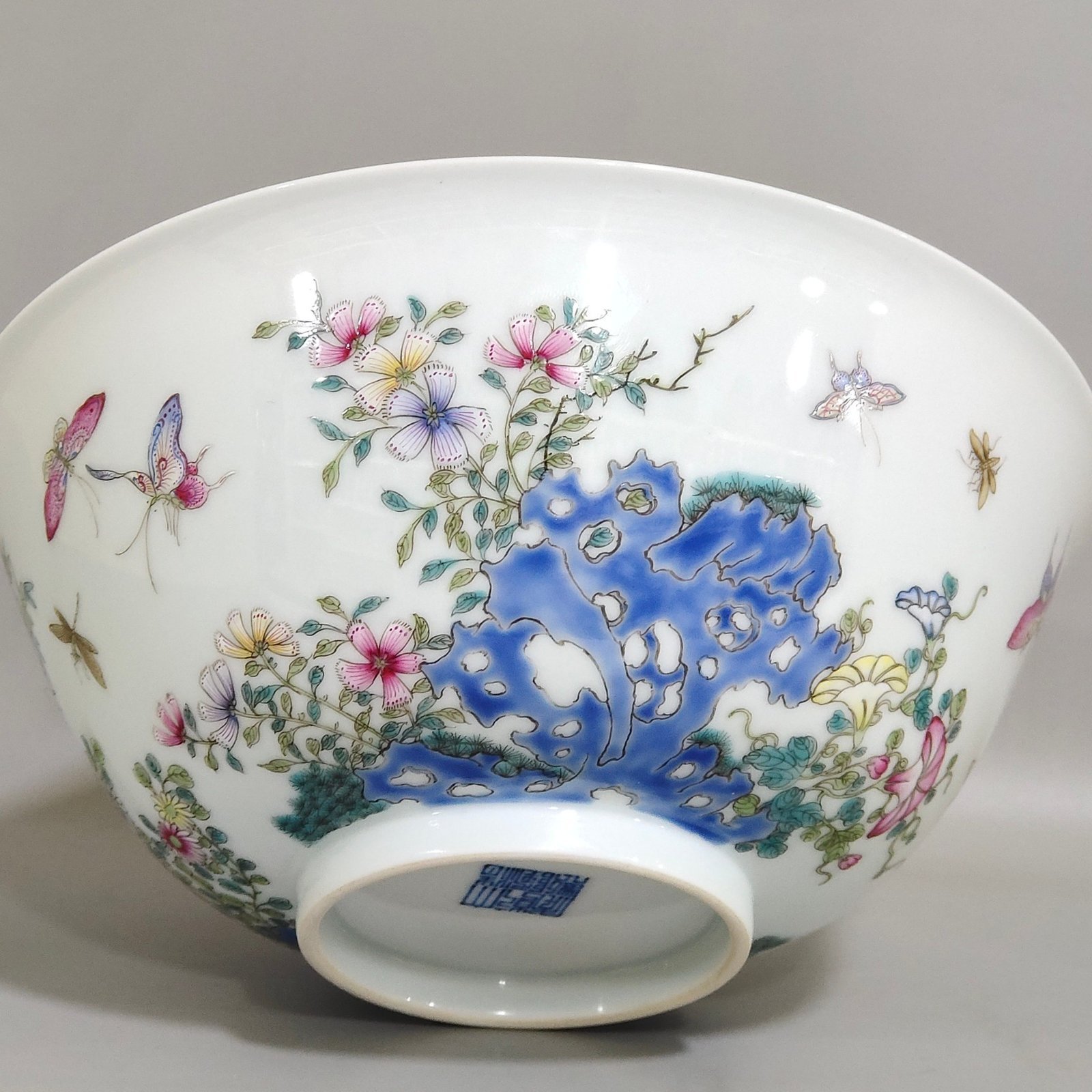 Qing Dynasty Qianlong Dielianhua bowl with painted flowers inside