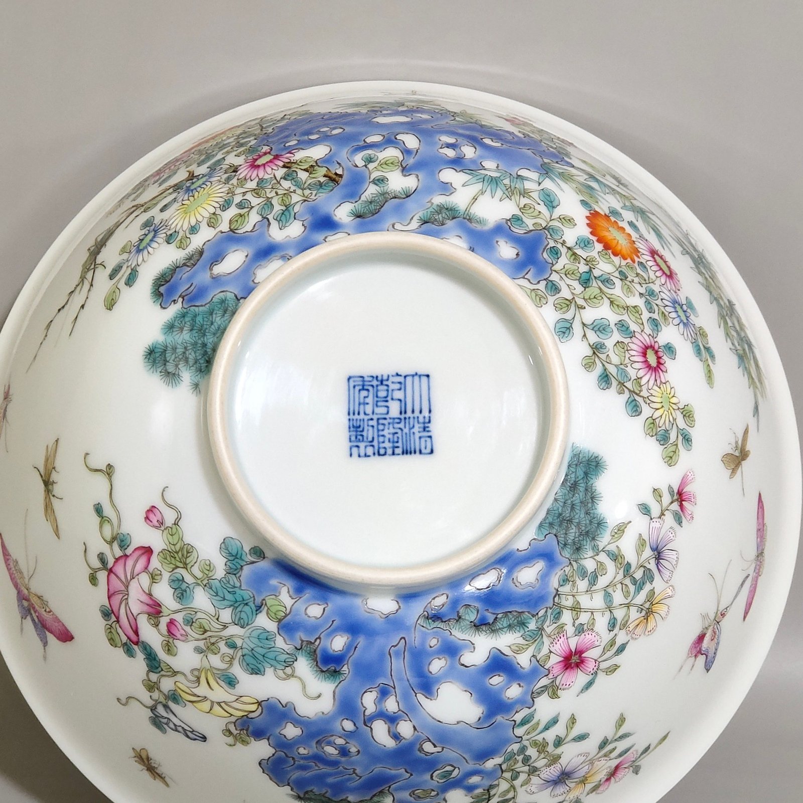 Qing Dynasty Qianlong Dielianhua bowl with painted flowers inside