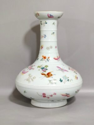 Qing Dynasty Qianlong butterfly loving flower flat belly vase