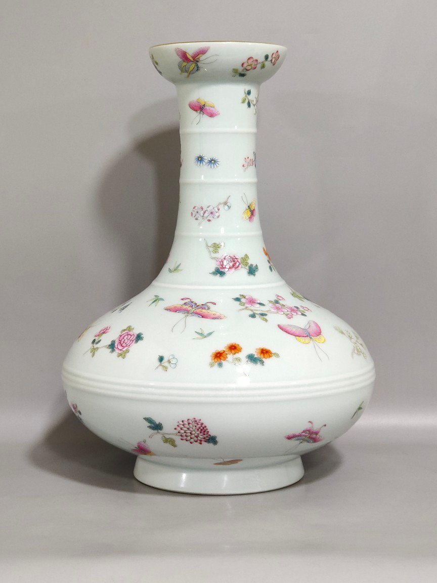 Qing Dynasty Qianlong butterfly loving flower flat belly vase