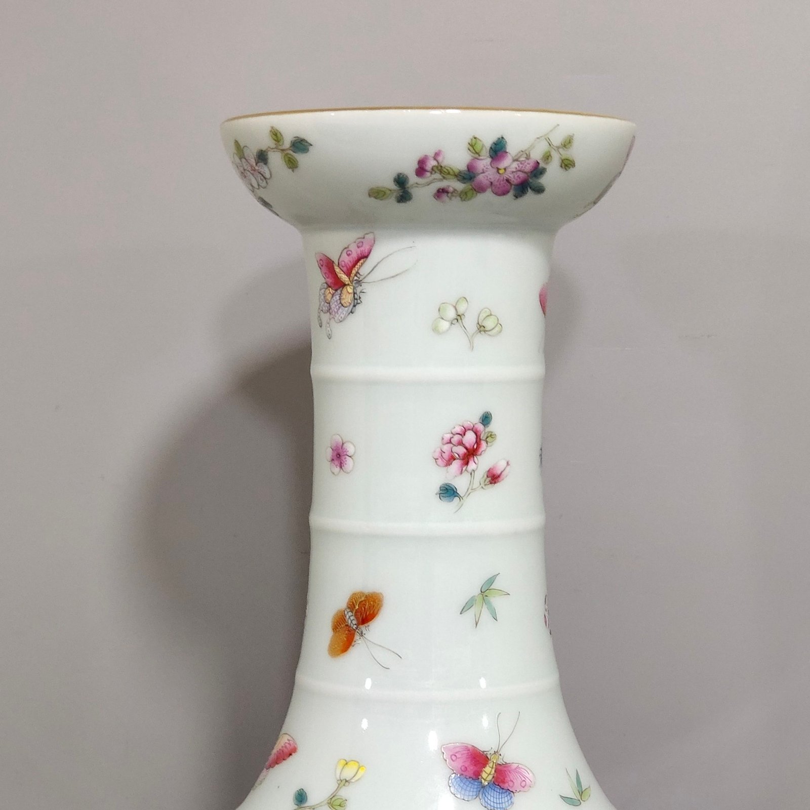 Qing Dynasty Qianlong butterfly loving flower flat belly vase