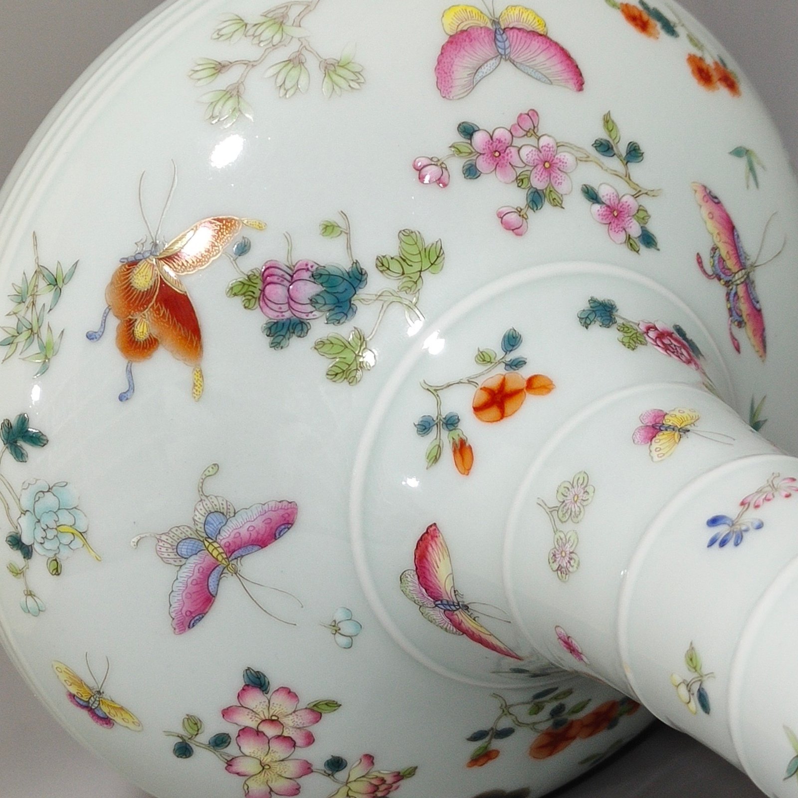 Qing Dynasty Qianlong butterfly loving flower flat belly vase