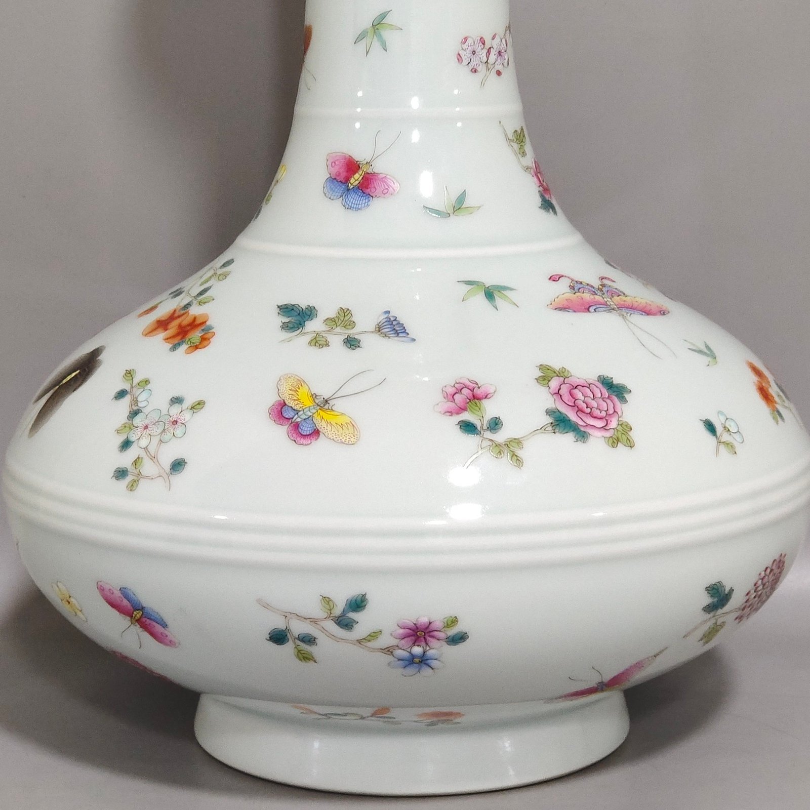 Qing Dynasty Qianlong butterfly loving flower flat belly vase